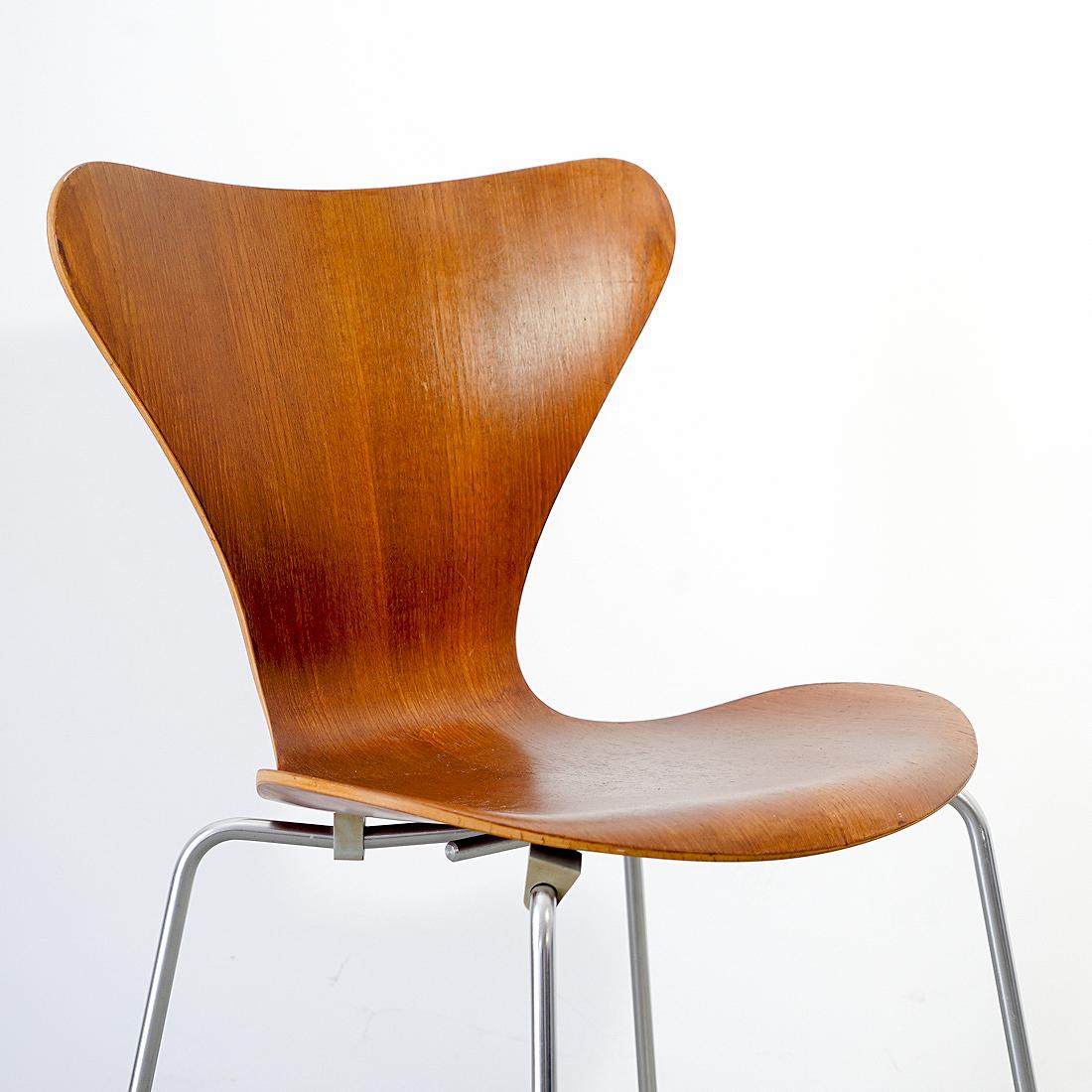 Iconic chair model 3107 from the 7 series designed by Arne Jacobsen and manufactured by Fritz Hansen, Denmark in the 1950s. This series was designed in 1955 and debuted in Sweden at the Helsingborg exhibition. It is comprised of teak plywood which