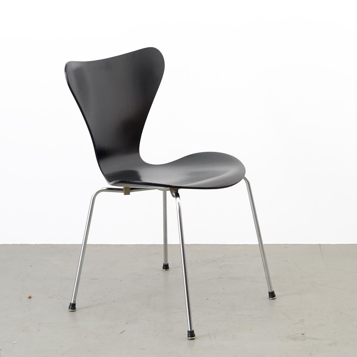 Iconic chair model 3107 from the 7 series designed by Arne Jacobsen and manufactured by Fritz Hansen, Denmark in the 1950s. This series was designed in 1955 and debuted in Sweden at the Helsingborg exhibition. This chair is sometimes called the