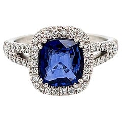Anillo de mujer con halo de zafiros y diamantes engastados de 3.10 quilates en total