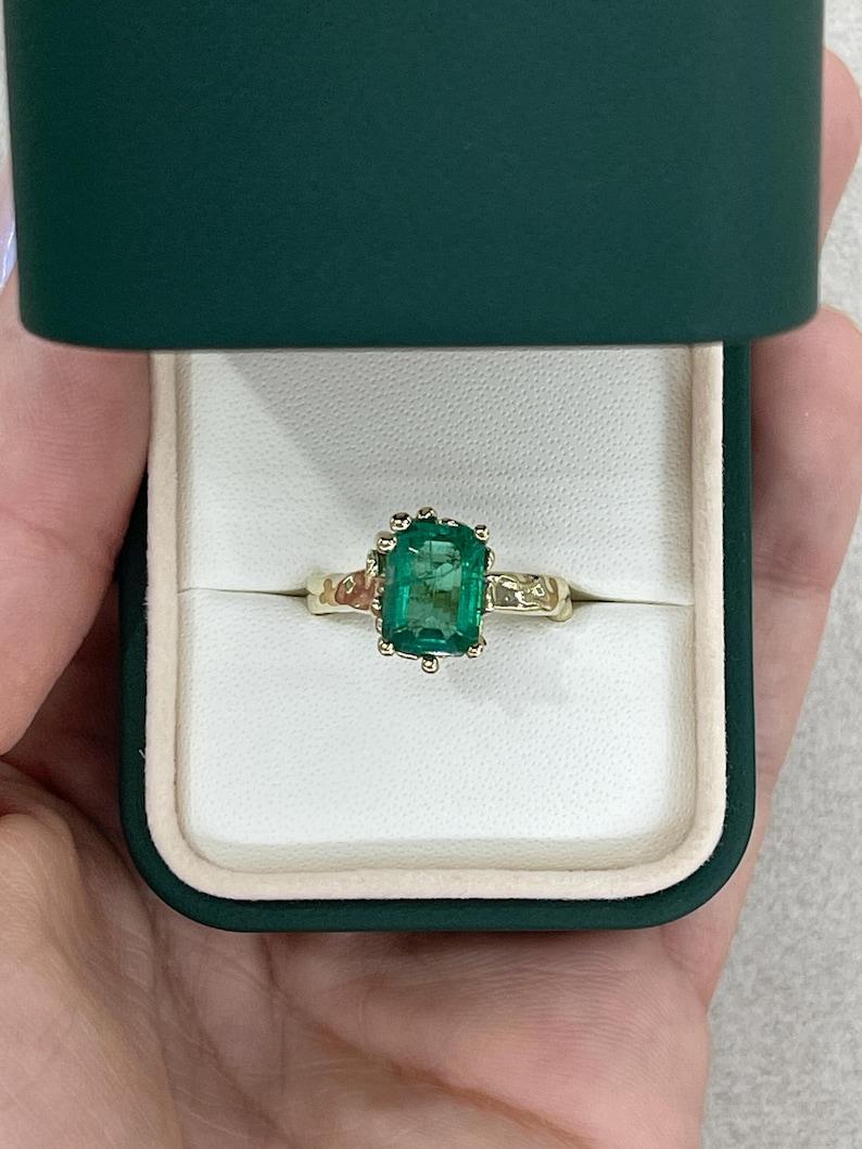 Solitär-Ring mit 3,10 Karat 14K Smaragd - Bio Gold Nugget Design Lush Green 585 (Moderne) im Angebot