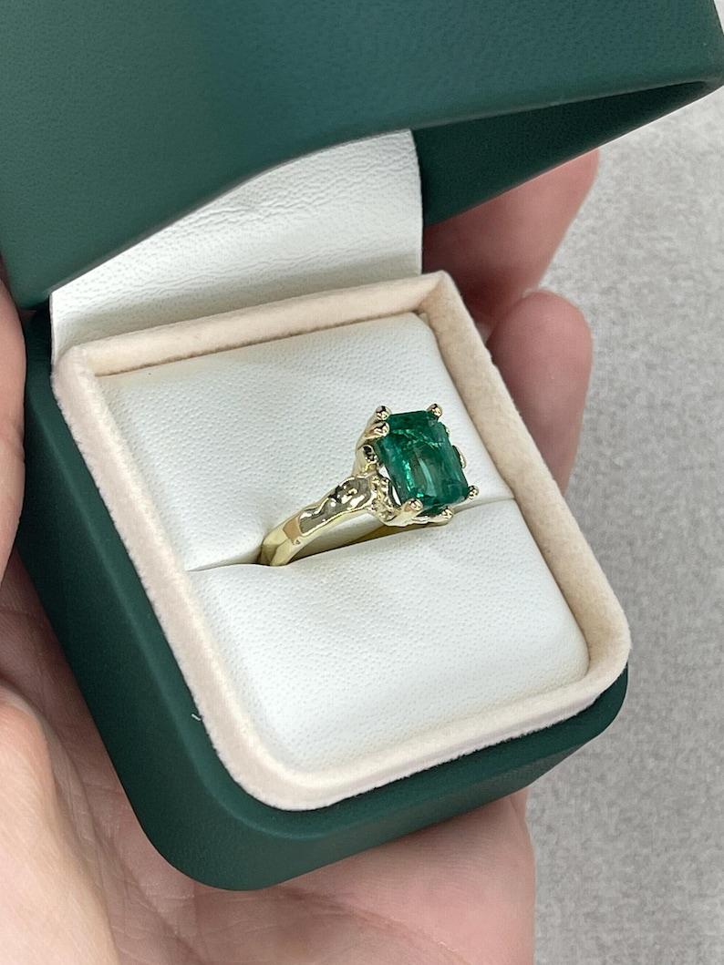 Solitär-Ring mit 3,10 Karat 14K Smaragd - Bio Gold Nugget Design Lush Green 585 (Smaragdschliff) im Angebot