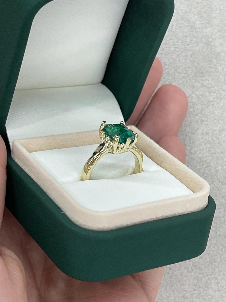 Solitär-Ring mit 3,10 Karat 14K Smaragd - Bio Gold Nugget Design Lush Green 585 im Zustand „Neu“ im Angebot in Jupiter, FL