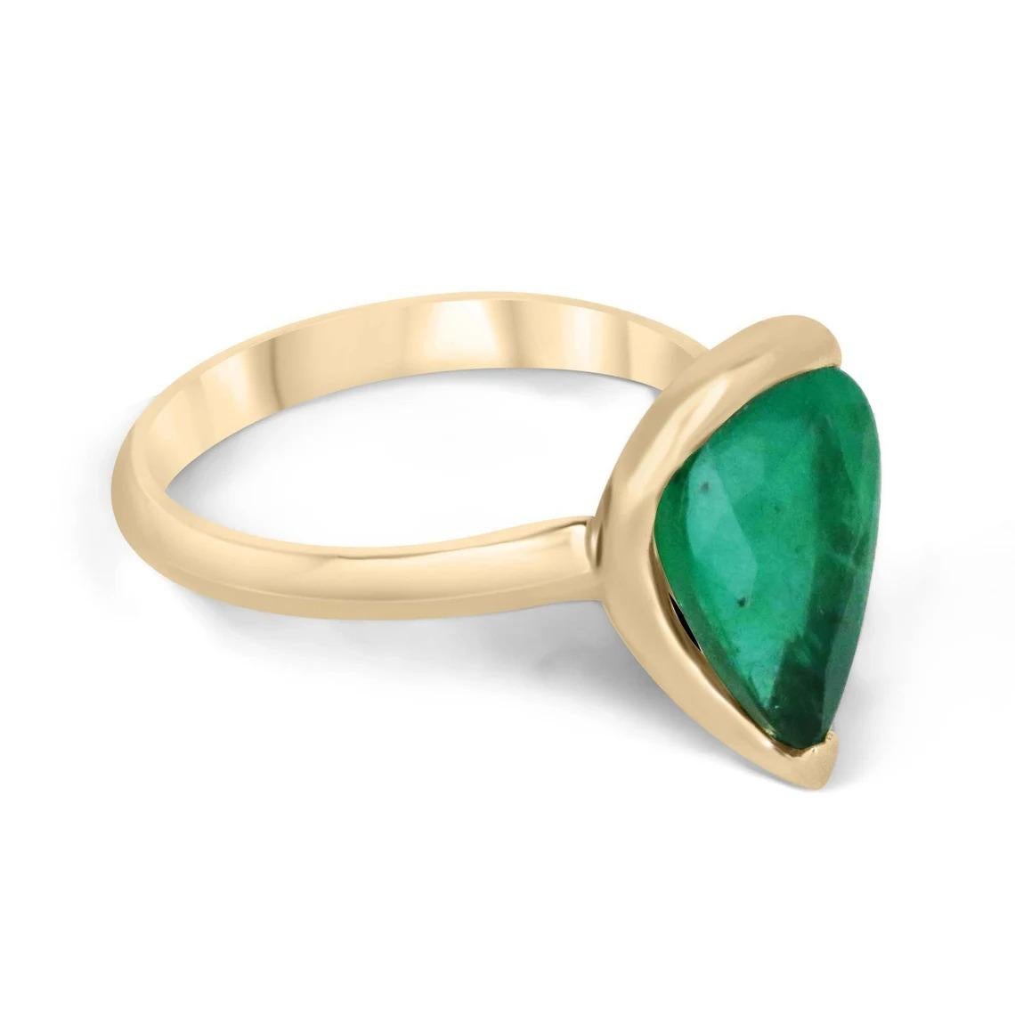 Wir präsentieren einen atemberaubenden Solitär-Smaragdring, der Eleganz und Luxus ausstrahlt. Das Herzstück dieses exquisiten Schmuckstücks ist ein prächtiger kolumbianischer Smaragd von 3,10 Karat im Birnenschliff, der durch seine dunkelgrüne Farbe