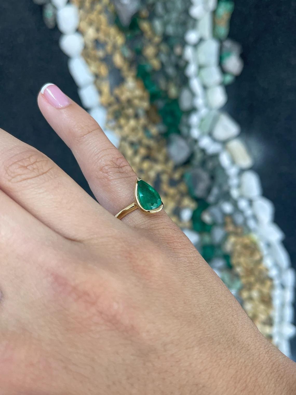 3,10 Karat 18K Reicher dunkelgrüner kolumbianischer Smaragd im Birnenschliff Solitär-Ring mit halber Lünette im Zustand „Neu“ im Angebot in Jupiter, FL