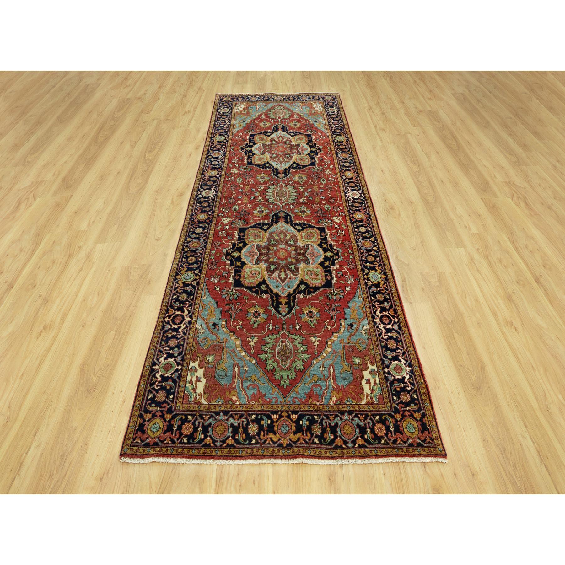 Il s'agit d'un véritable tapis d'Orient en pure laine, noué à la main et reproduit à l'ancienne. Il a été noué pendant des mois et des mois selon des techniques de tissage séculaires par des artisans experts.
Matières premières : Laine
Latex : Pas