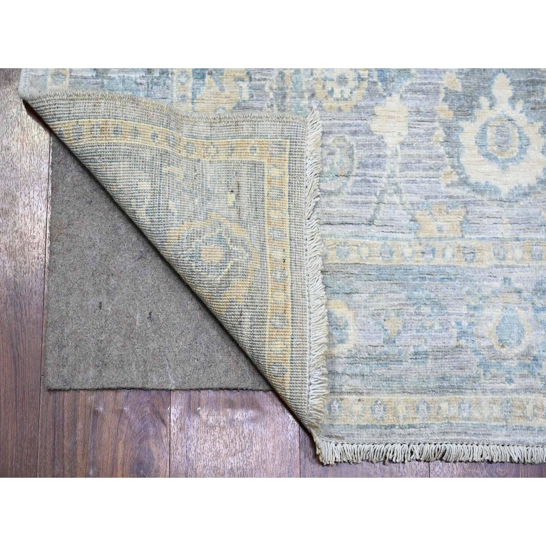 Wolkengrau, feiner Peshawar mit weichen Farben Naturfarben, extra weiche Wolle handgeknüpft, breiter Läufer Orientteppich
Primäre MATERIALIEN: Wolle
Latex: Kein Flor 
Höhe: 0,25 Zoll
Stil: Transitional
Grundfarbe: Grau
Sekundäre Farben: Braun,
