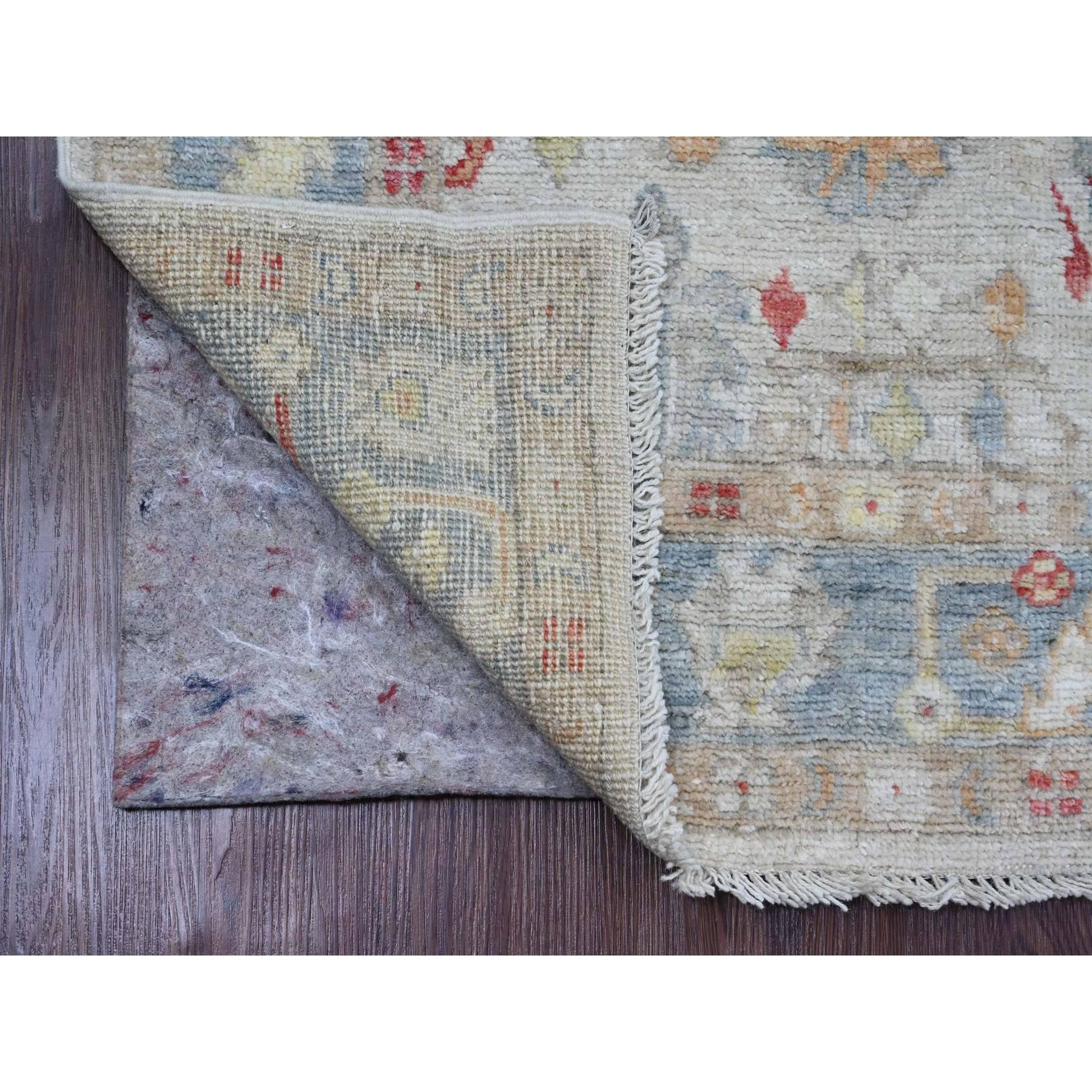 Bianco perla, Tappeto afgano d'angora Oushak con disegni di foglie colorate, annodato a mano, tinture vegetali, 100% lana, Runner, Tappeto orientale
Materiali primari: Lana
Lattice: No Pile 
altezza: 0,25 pollici
Stile: Di transizione
Colore