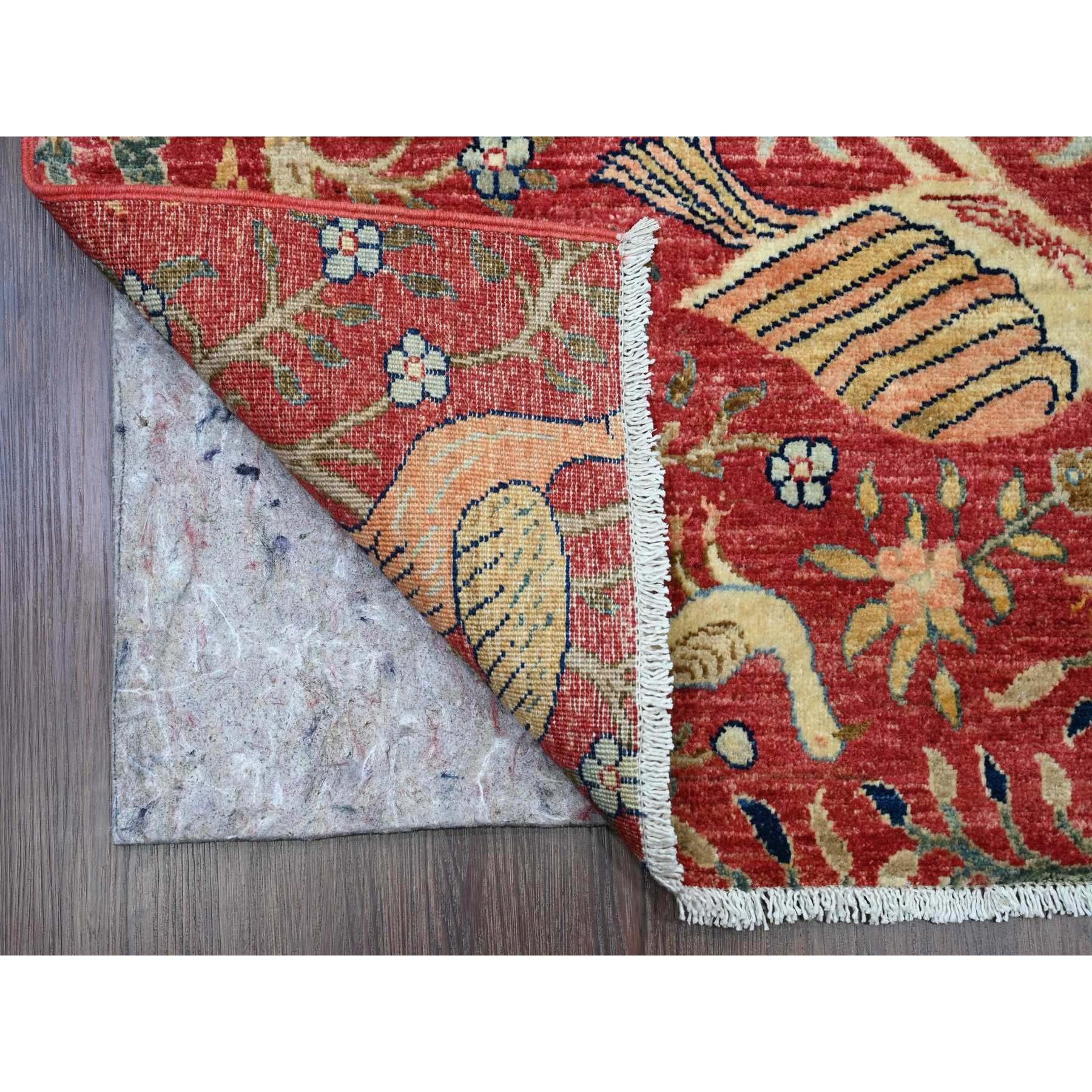 Karmesinrot, Afghanischer Peschawar mit Paradiesvogelmotiv, Handgeknüpft, Reine Wolle, Pflanzenfarben, XL, Breiter Läufer, Orientteppich
Primäre MATERIALIEN: Wolle
Latex: Kein Flor 
Höhe: 0,25 Zoll
Stil: Transitional
Grundfarbe: Rot
Sekundäre