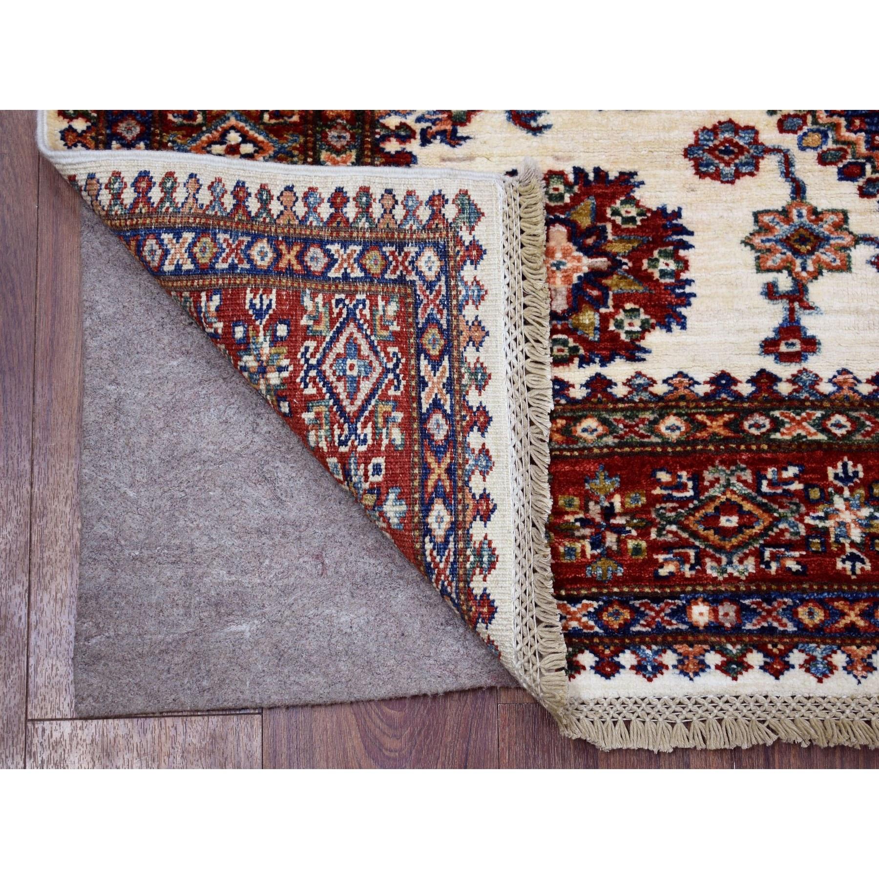 Dies ist eine wirklich echte one-of-a-kind Elfenbein mit Mix of Red Super Kazak Tribal Design handgeknüpfte afghanische Wolle Orientteppich. Es wurde monatelang in jahrhundertealten Webtechniken von erfahrenen Kunsthandwerkern geknüpft.
Primäre