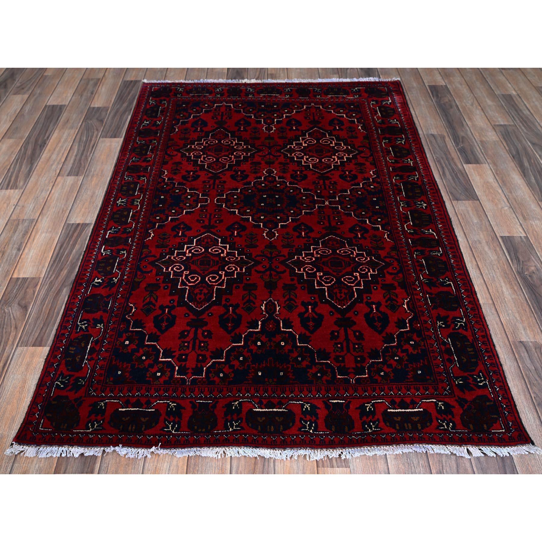 Karmesinrot, afghanischer Khamyab mit geometrischem Design, handgeknüpft, weiche und samtige Wolle, pflanzliche Farbstoffe, Orientteppich
Primäre MATERIALIEN: Wolle
Latex: Kein Flor 
Höhe: 0,25 Zoll
Stil: Traditionell
Grundfarbe: Rot
Sekundärfarben: