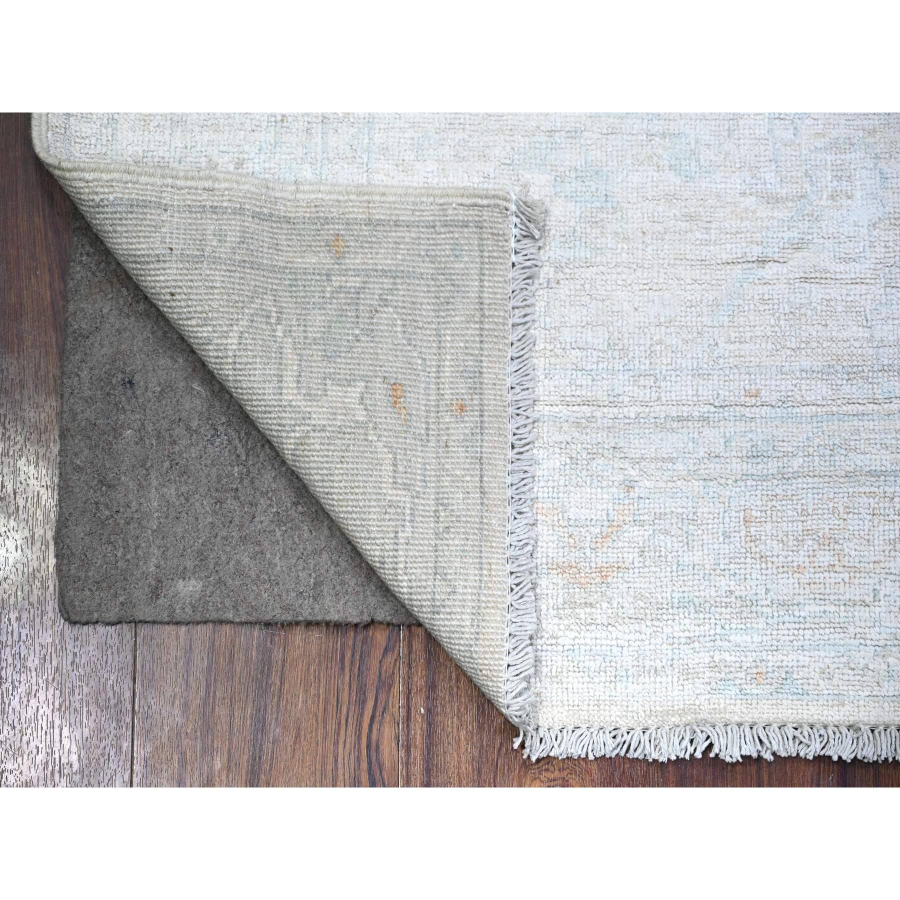 Il s'agit d'un véritable tapis d'Orient White Wash Whiting, noué à la main, en pure laine. Il a été noué pendant des mois et des mois selon des techniques de tissage séculaires par des artisans experts.
Matières premières : Laine
Latex : Pas de
