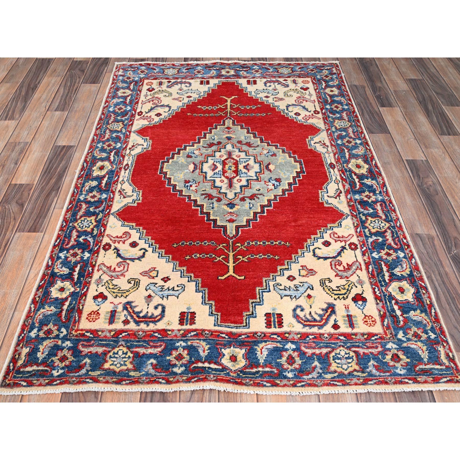 Il s'agit d'un véritable tapis d'Orient Kazak, noué à la main, en pure laine. Il a été noué pendant des mois et des mois selon des techniques de tissage séculaires par des artisans experts.
Matières premières : Laine
Latex : Pas de poils 
hauteur :