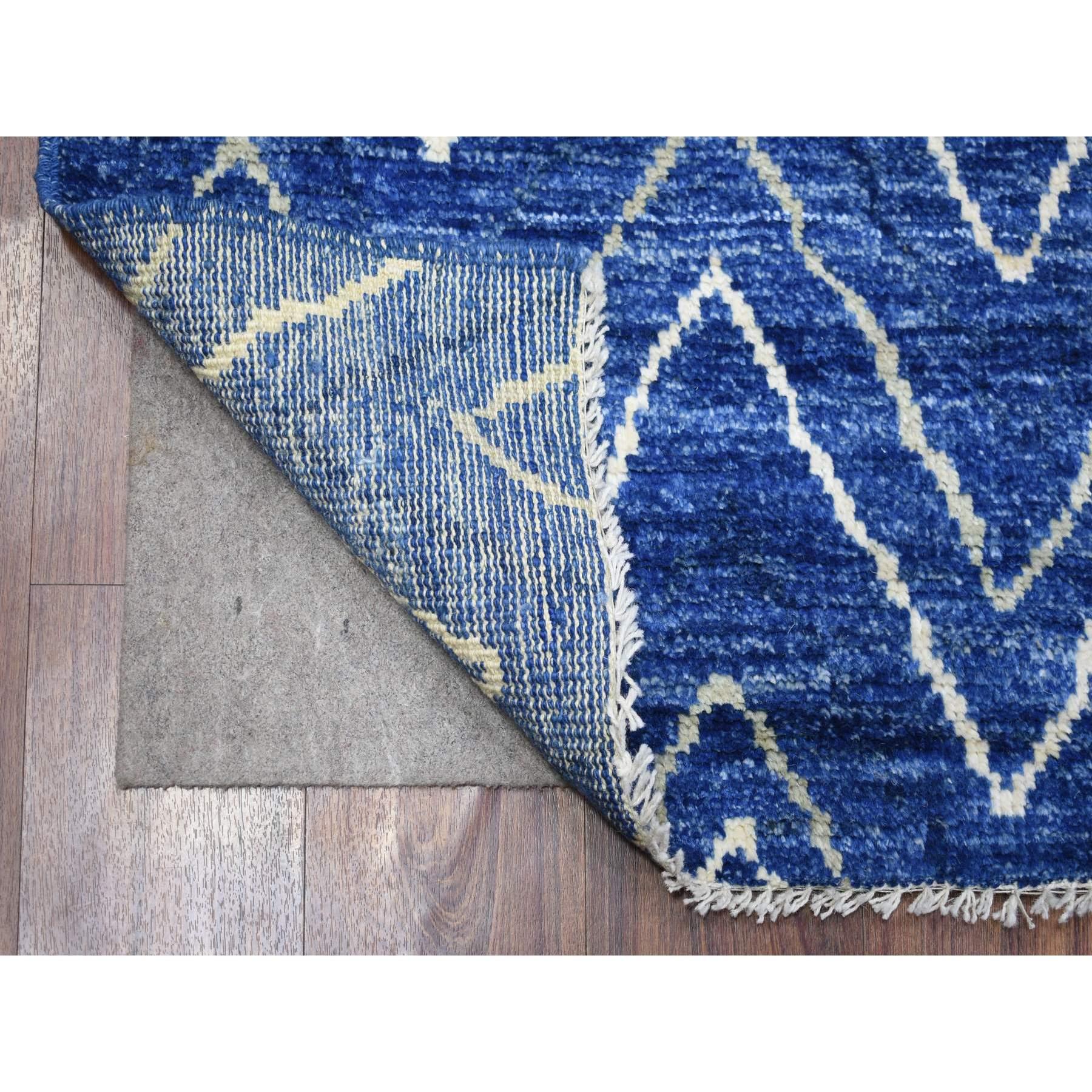 Il s'agit d'un véritable tapis d'Orient bleu marine, en laine douce et brillante, noué à la main, de type berbère marocain avec un motif en croix, teintures naturelles. Il a été noué pendant des mois et des mois selon les techniques artisanales de