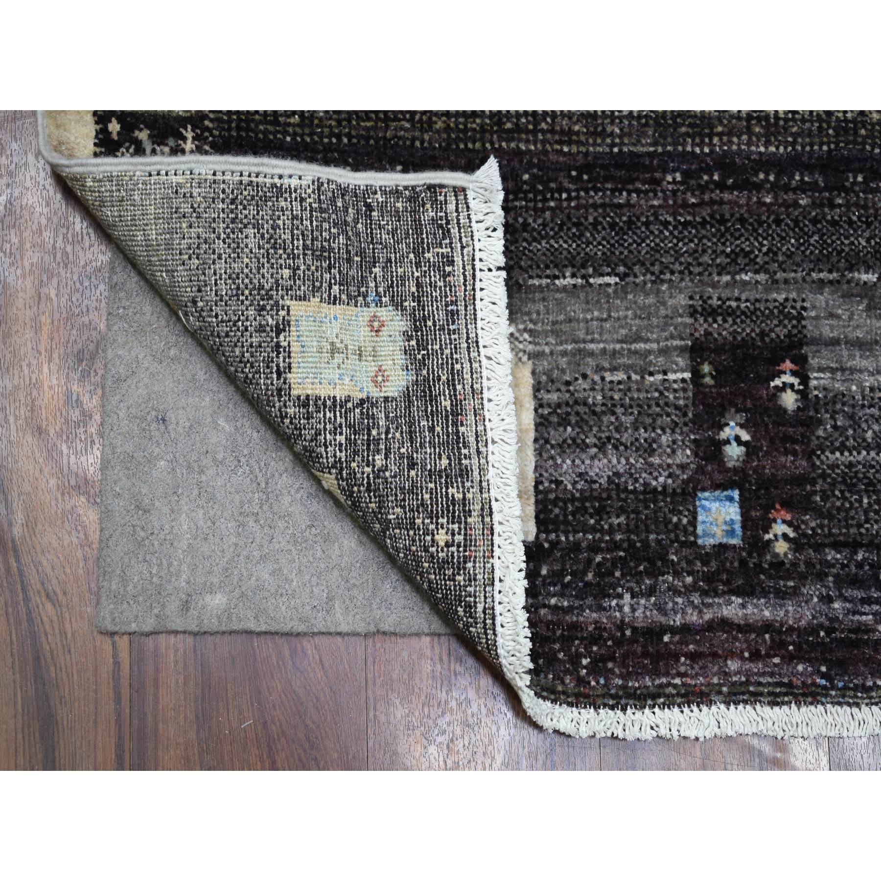 Dies ist eine wirklich echte one-of-a-kind bunte, afghanische Kashkuli Gabbeh mit Pictorial Design, handgeknüpft, feine Bindung, handgesponnene Wolle Orientteppich. Es wurde monatelang in jahrhundertealten Webtechniken von Experten geknüpft.
Primäre