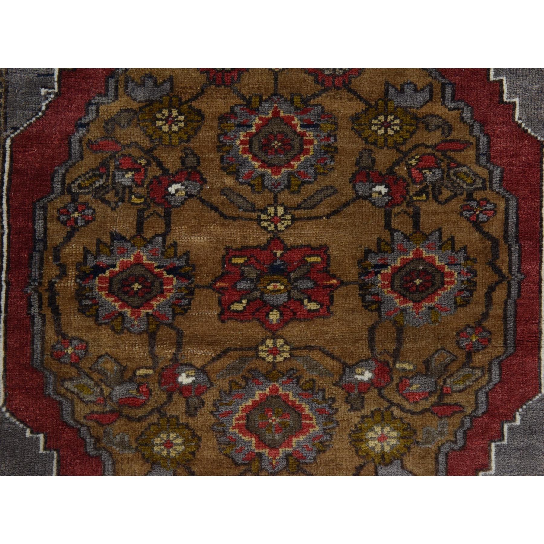 Zinngrau, Vintage Turkish Keysari, Sauber, Guter Zustand, 100% Wolle, Handgeknüpft, Orientteppich
Primäre MATERIALIEN: Wolle
Latex: Kein Flor 
Höhe: 0,25 Zoll
Stil: Traditionell
Grundfarbe: Grau
Sekundäre Farben: Rot, Elfenbein, Gelb
Muster: