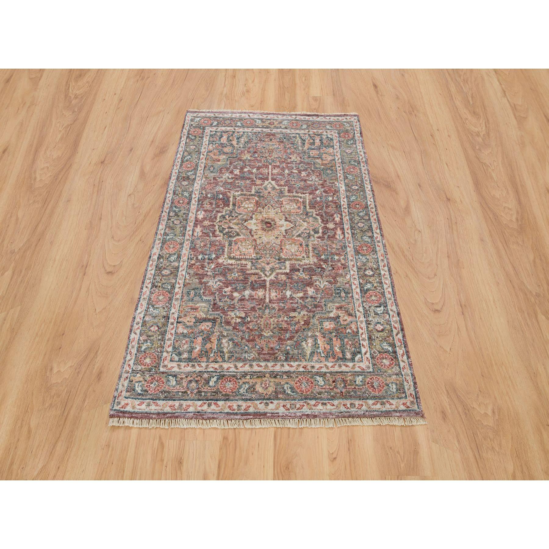 Il s'agit d'un véritable tapis oriental Heriz Revival en pure laine, noué à la main, unique en son genre. Il a été noué pendant des mois et des mois selon des techniques de tissage séculaires par des artisans experts. 
Matières premières :