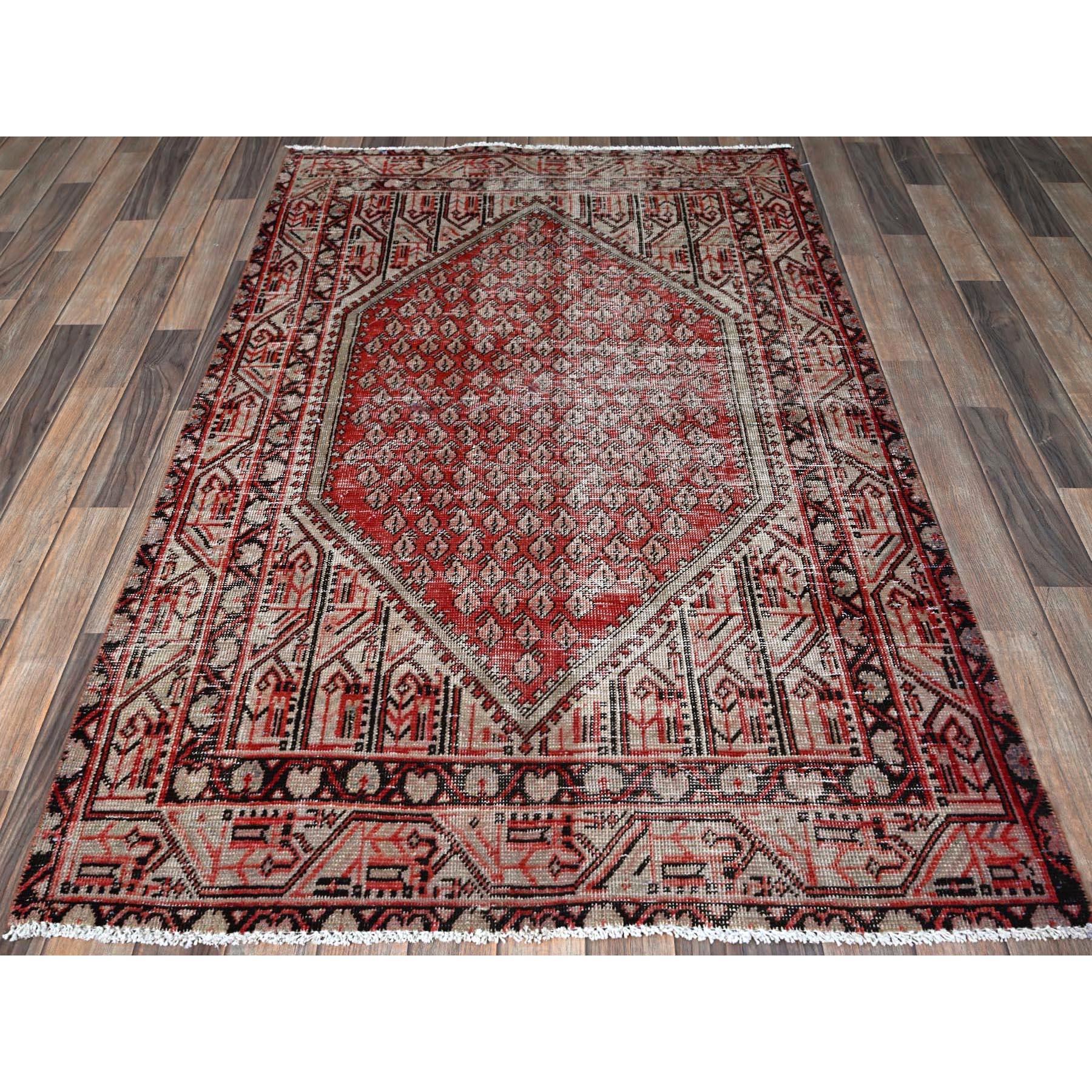 Ajax Rojo, Sarouk Mir Persa Vintage con Pequeño Diseño Boteh Repetitivo, Gastada y Afeitada, Pelo Cero, Laterales y Extremos Asegurados Profesionalmente, Anudada a Mano, 100% Lana, Alfombra Oriental
Materiales primarios: Lana
Látex: Sin pelo