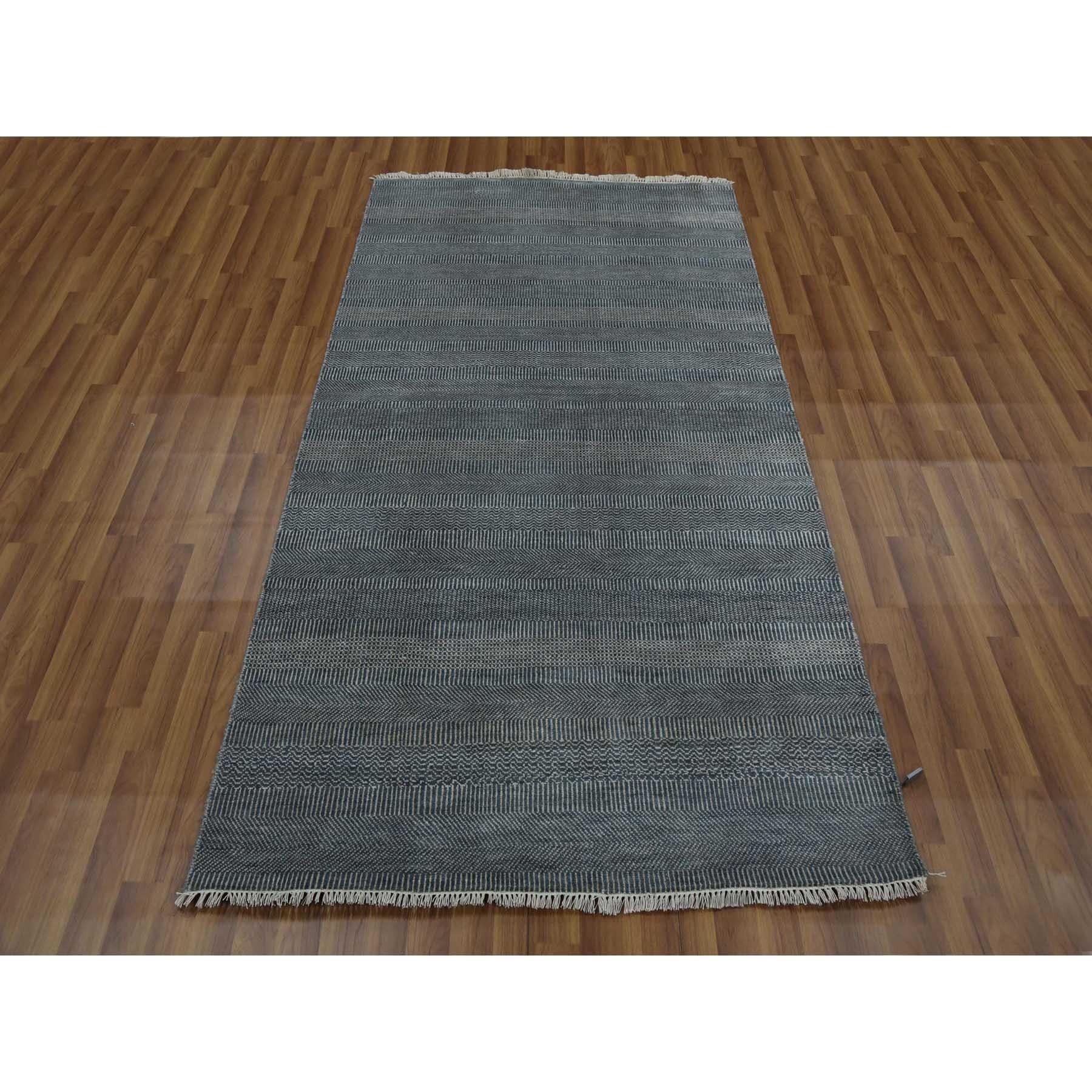 Se trata de un auténtico y único Gris Carbón, Tono 
Sobre Tono Suave al Tacto, Lana y Seda Anudadas a Mano, Diseño de Hierba de Tejido Denso, Alfombra Oriental Ancha de Corredor. Se ha anudado durante meses y meses en la técnica artesanal de tejido