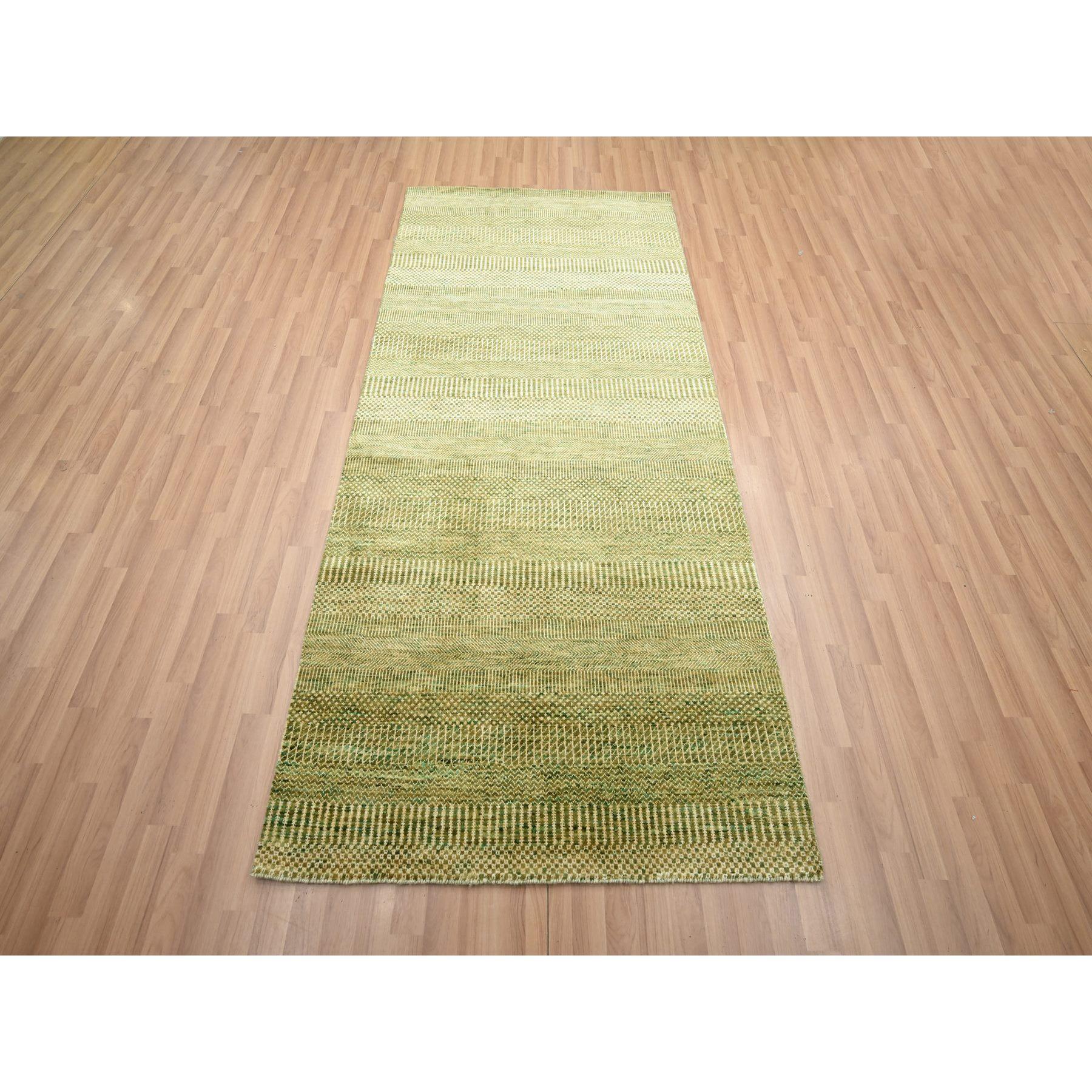 Marrone miele, Annodato a mano, Design Modern Grass, Trama più fitta, Lana e seta, Morbido al tatto, Runner, Tappeto orientale
Materiali primari: Lana e seta
Lattice: No Pile 
altezza: 0,25 pollici
Stile: Contemporaneo
Colore primario: