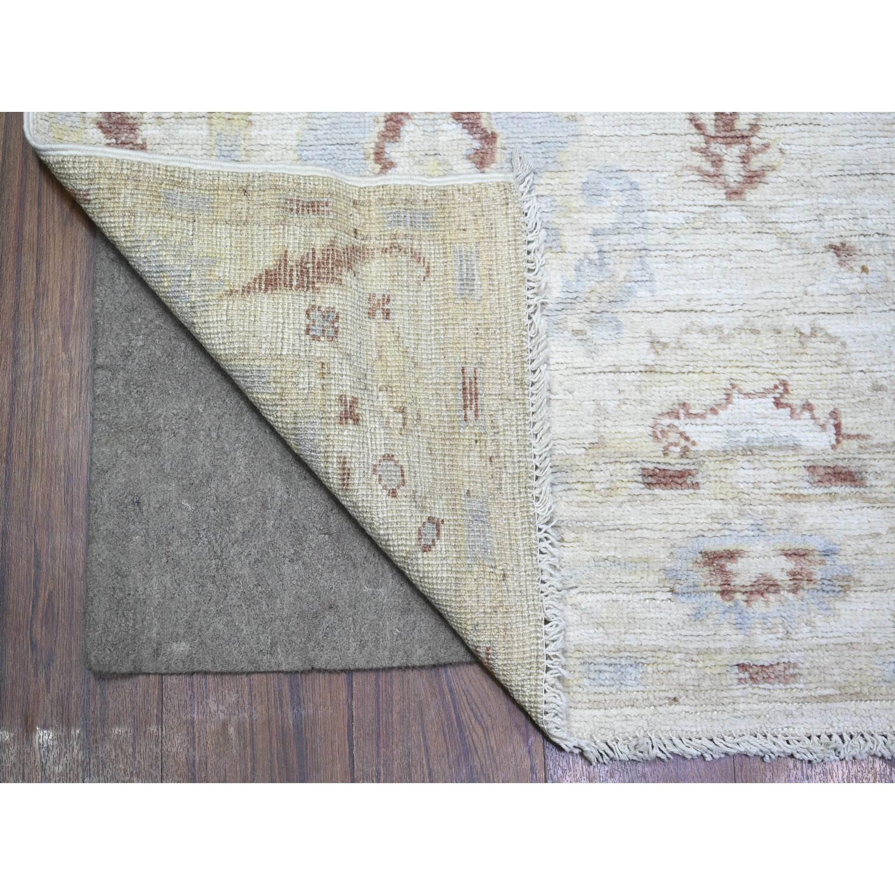 Pastellfarben, reine Wolle, handgeknüpft, afghanischer Angora Oushak mit großen Motiven, Naturfarben, breiter Läufer, Orientteppich
Primäre MATERIALIEN: Wolle
Latex: Kein Flor 
Höhe: 0,25 Zoll
Stil: Transitional
Grundfarbe: Grau
Sekundäre Farben: