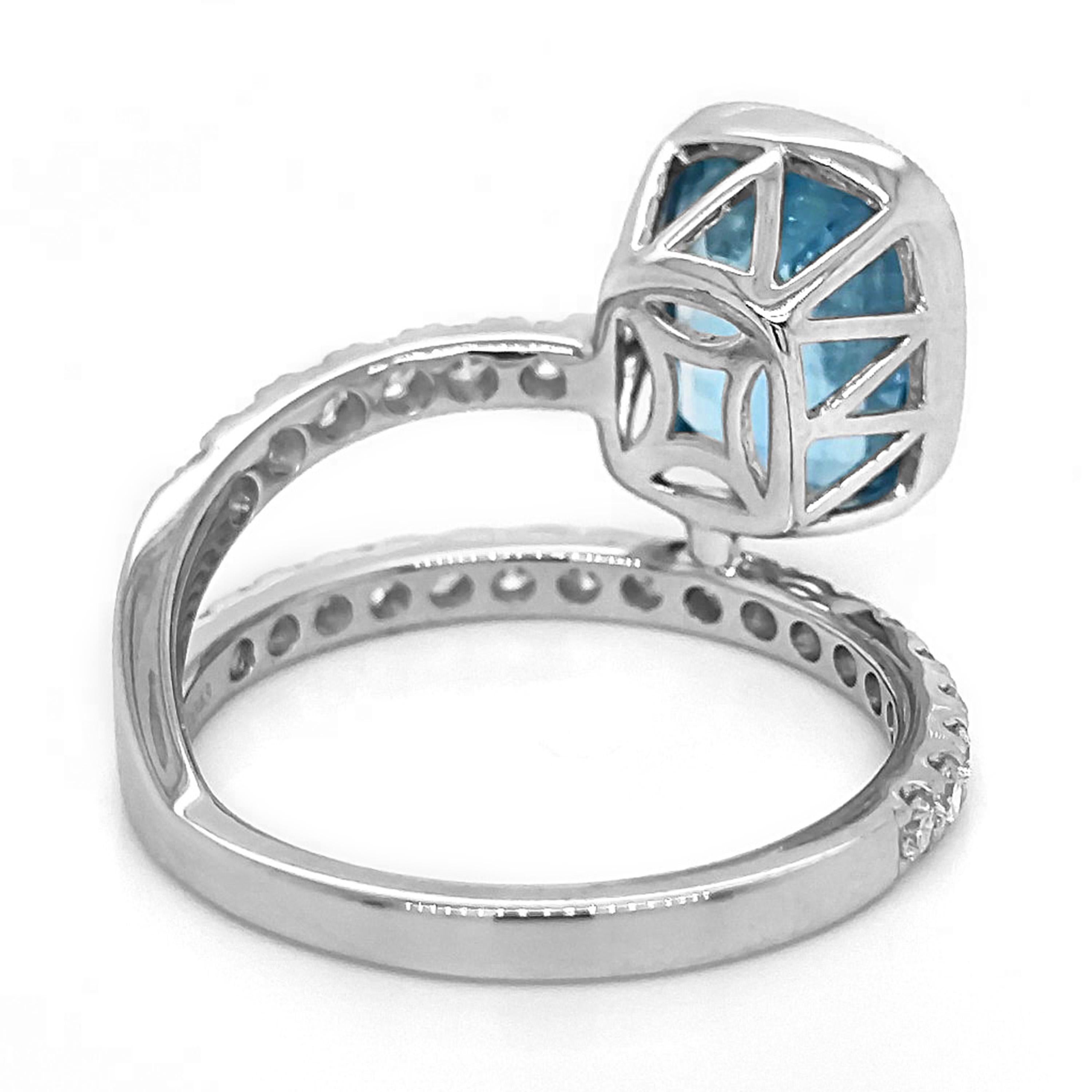 1 gemma di acquamarina: 2,68 carati
23 diamanti tondi bianchi: 0,43 Carati
Metallo: Oro bianco 18 carati, 4.10  Grammi
