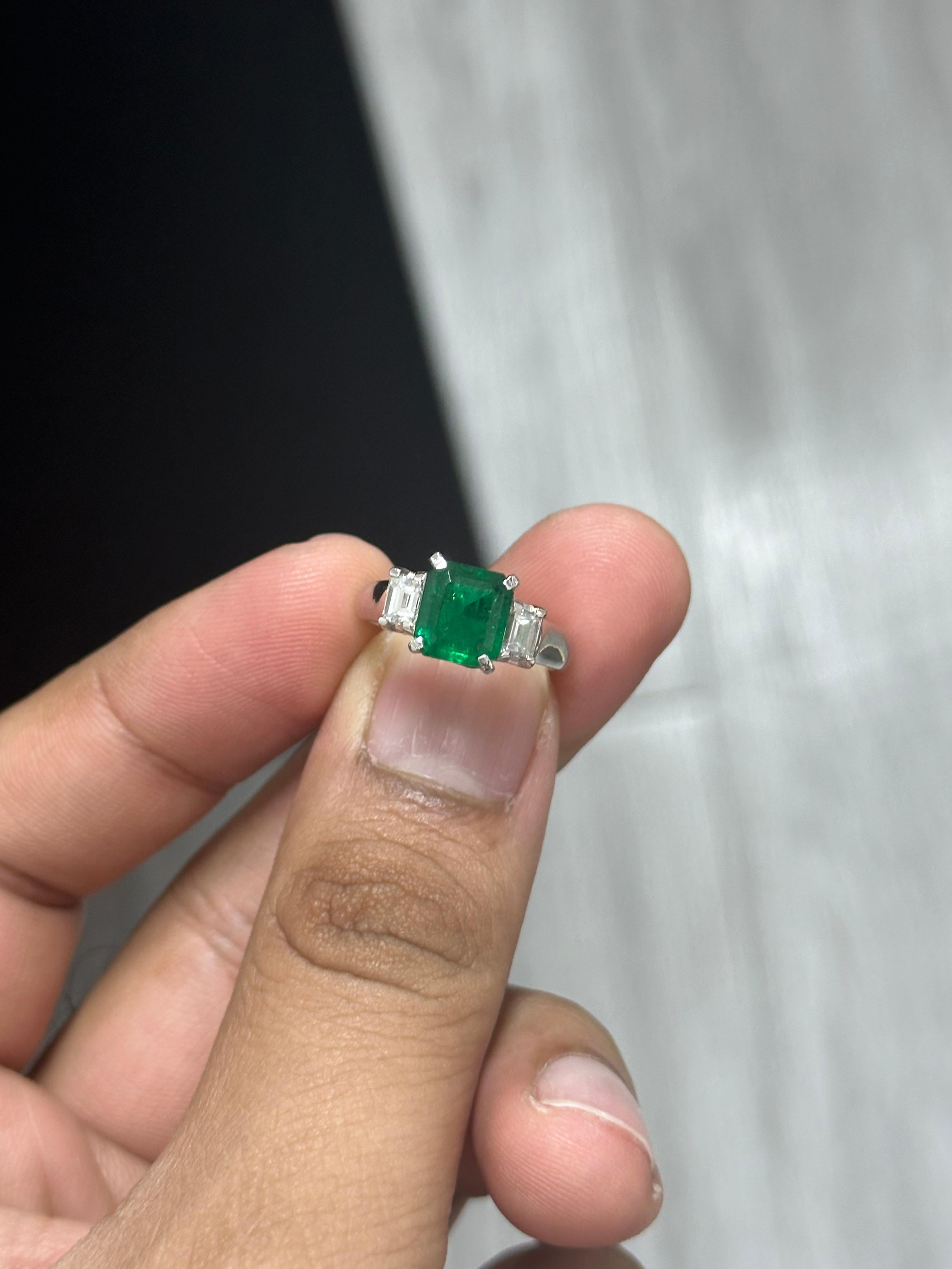 Victorian 1.66 Carat Colombian Emerald & Diamond Three-stone Ring in Platinum 900 For Sale