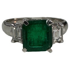 Bague à trois pierres en platine 900 avec émeraude colombienne de 1,66 carat et diamants