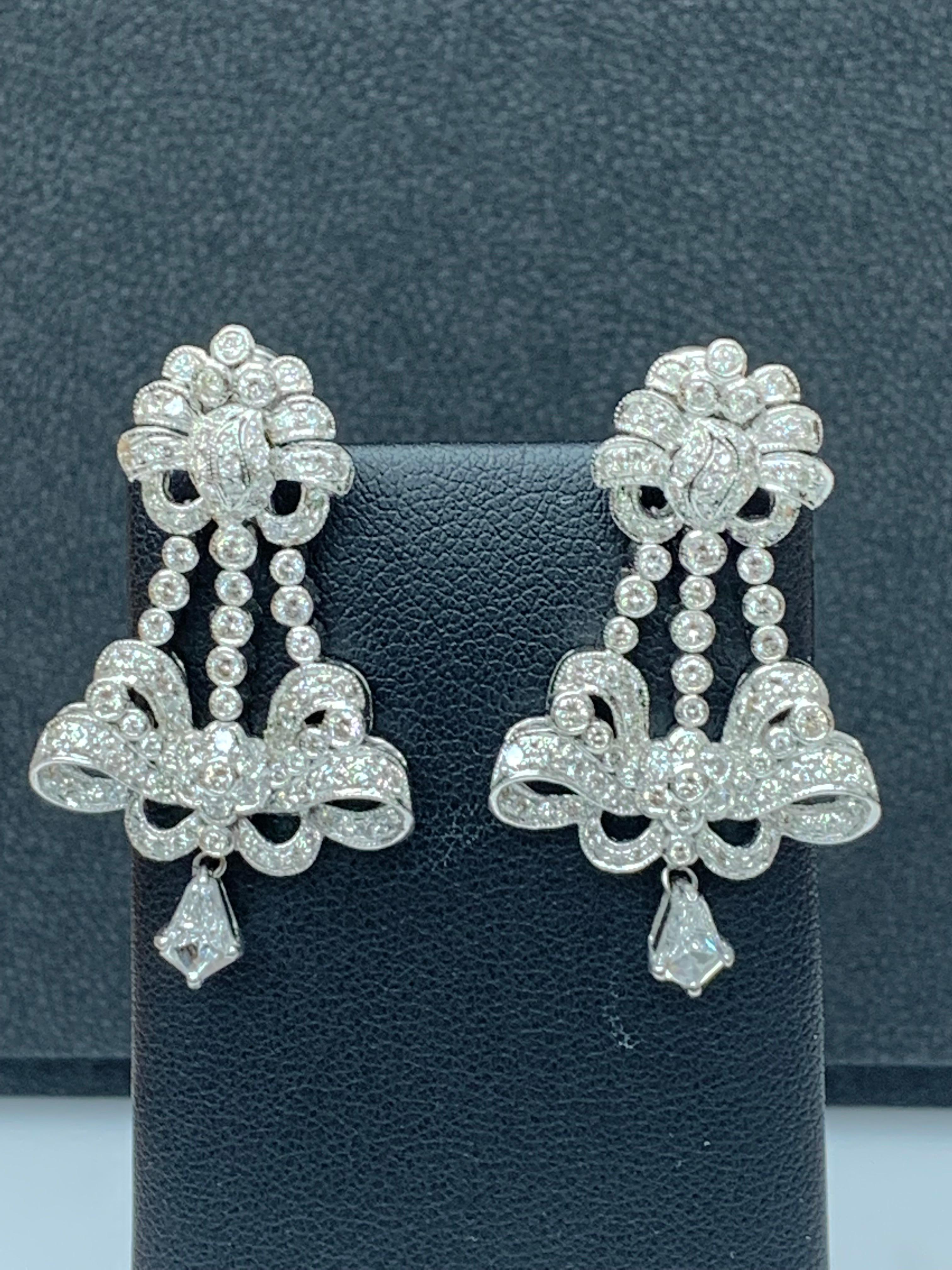 Orecchini pendenti con un intricato design traforato, con diamanti taglio brillante fancy 198 per un peso di 3,11 carati. Realizzato in oro bianco 18 carati.