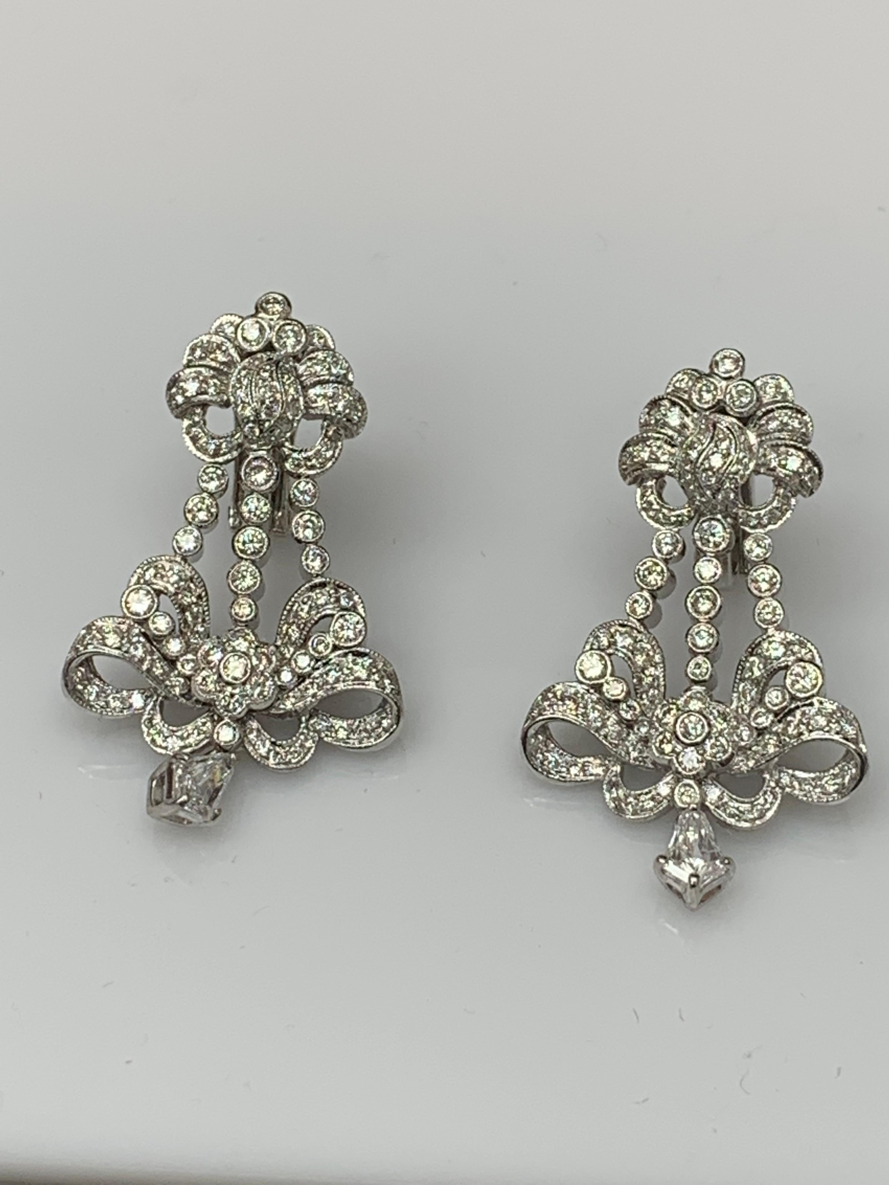 Moderno Orecchini a goccia con diamanti da 3,11 carati in oro bianco 18 carati in vendita