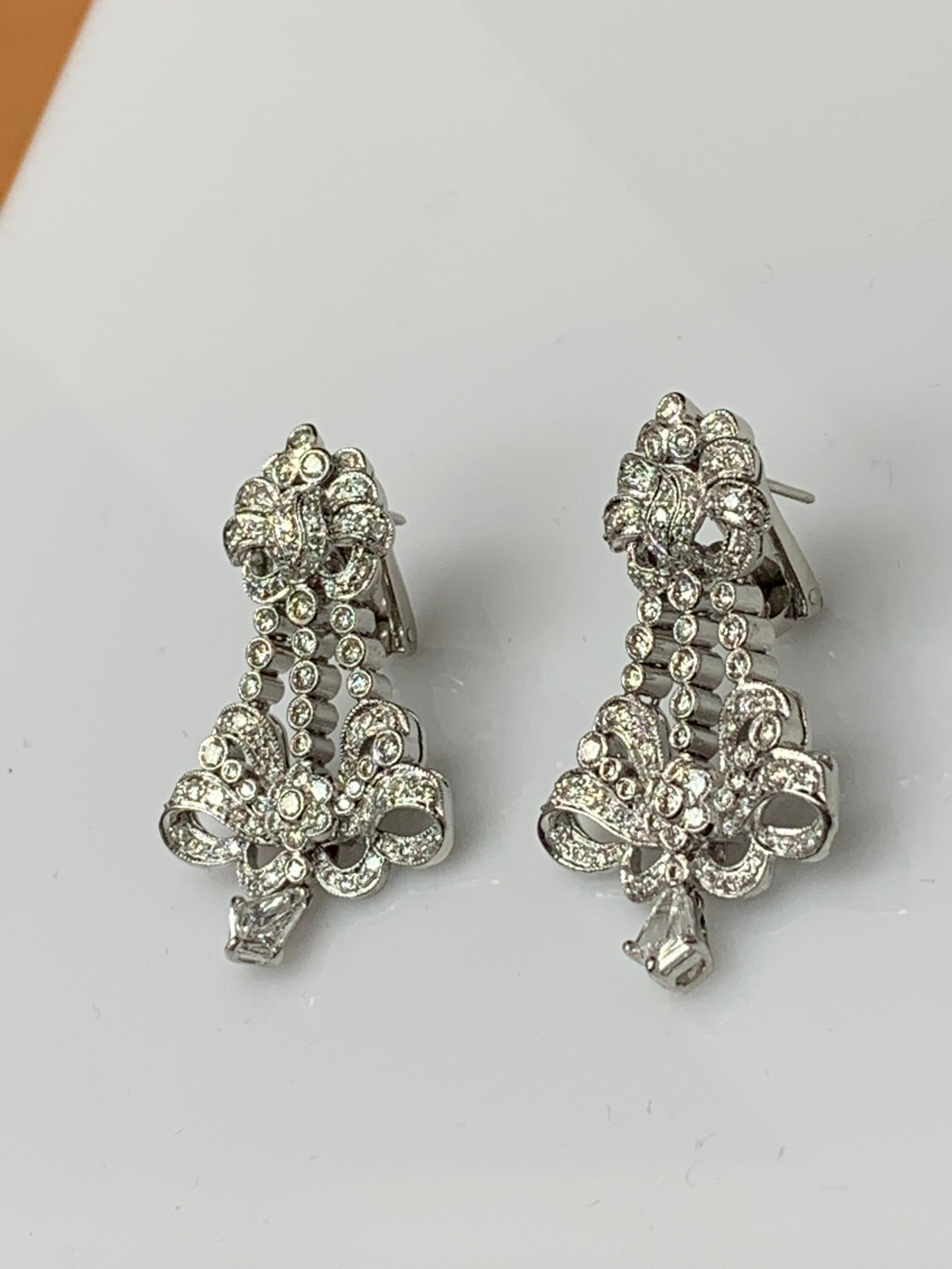 Taglio brillante Orecchini a goccia con diamanti da 3,11 carati in oro bianco 18 carati in vendita