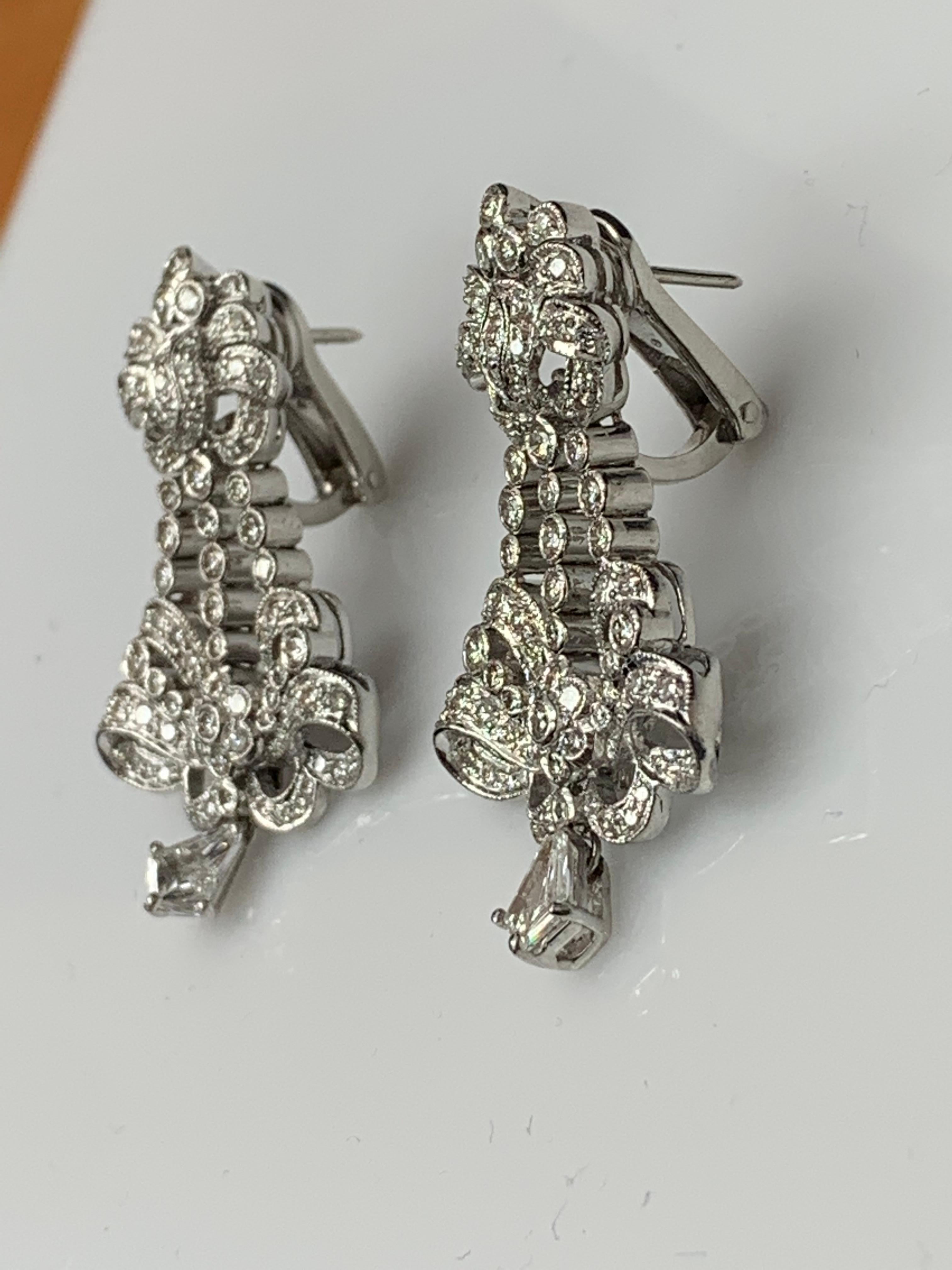 Orecchini a goccia con diamanti da 3,11 carati in oro bianco 18 carati In condizioni Nuovo in vendita a NEW YORK, NY