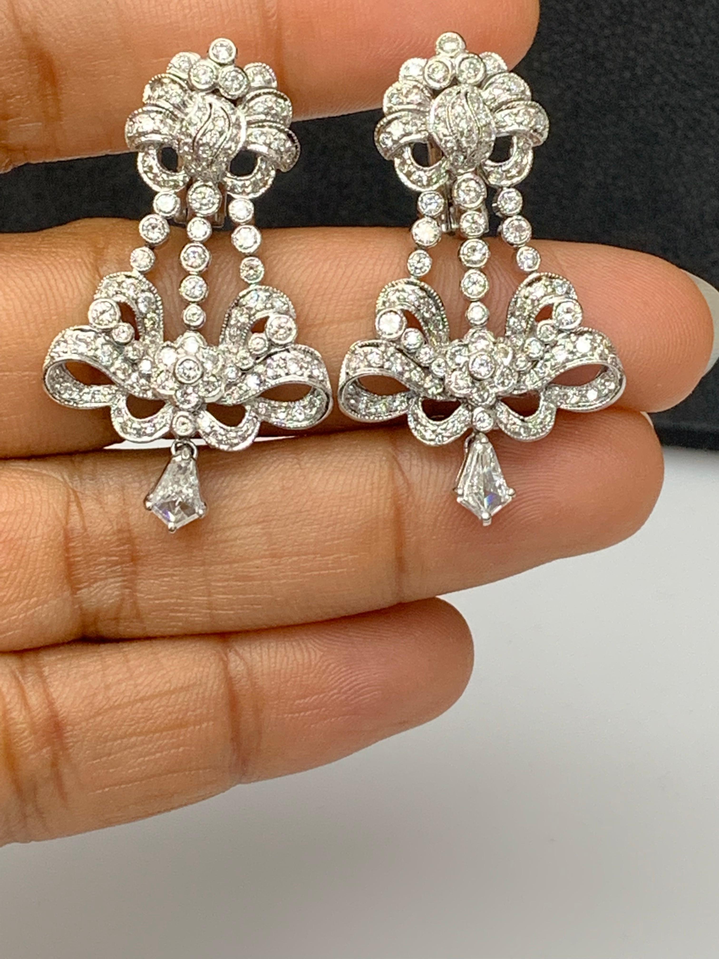 Orecchini a goccia con diamanti da 3,11 carati in oro bianco 18 carati in vendita 1