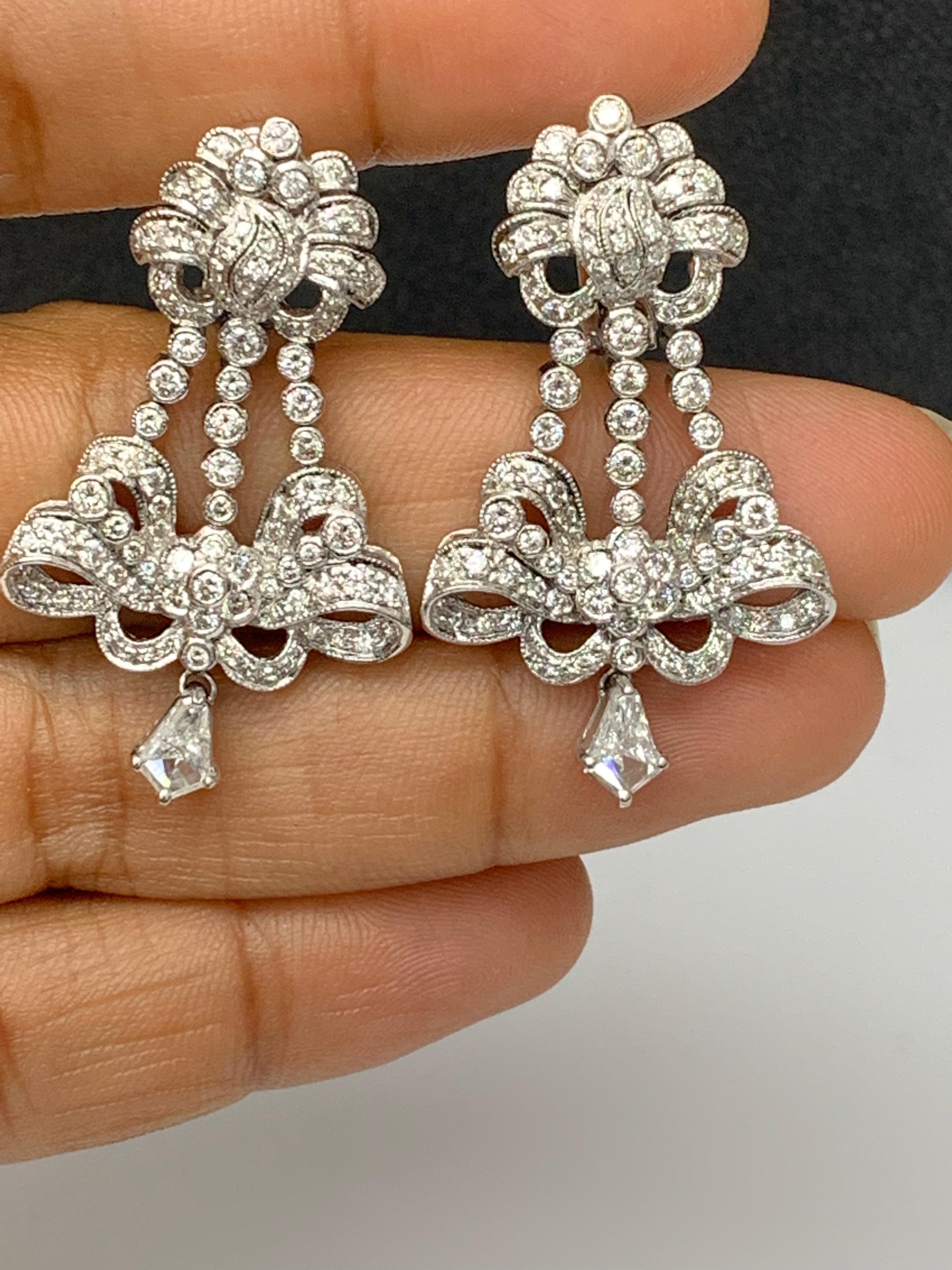 Orecchini a goccia con diamanti da 3,11 carati in oro bianco 18 carati in vendita 2