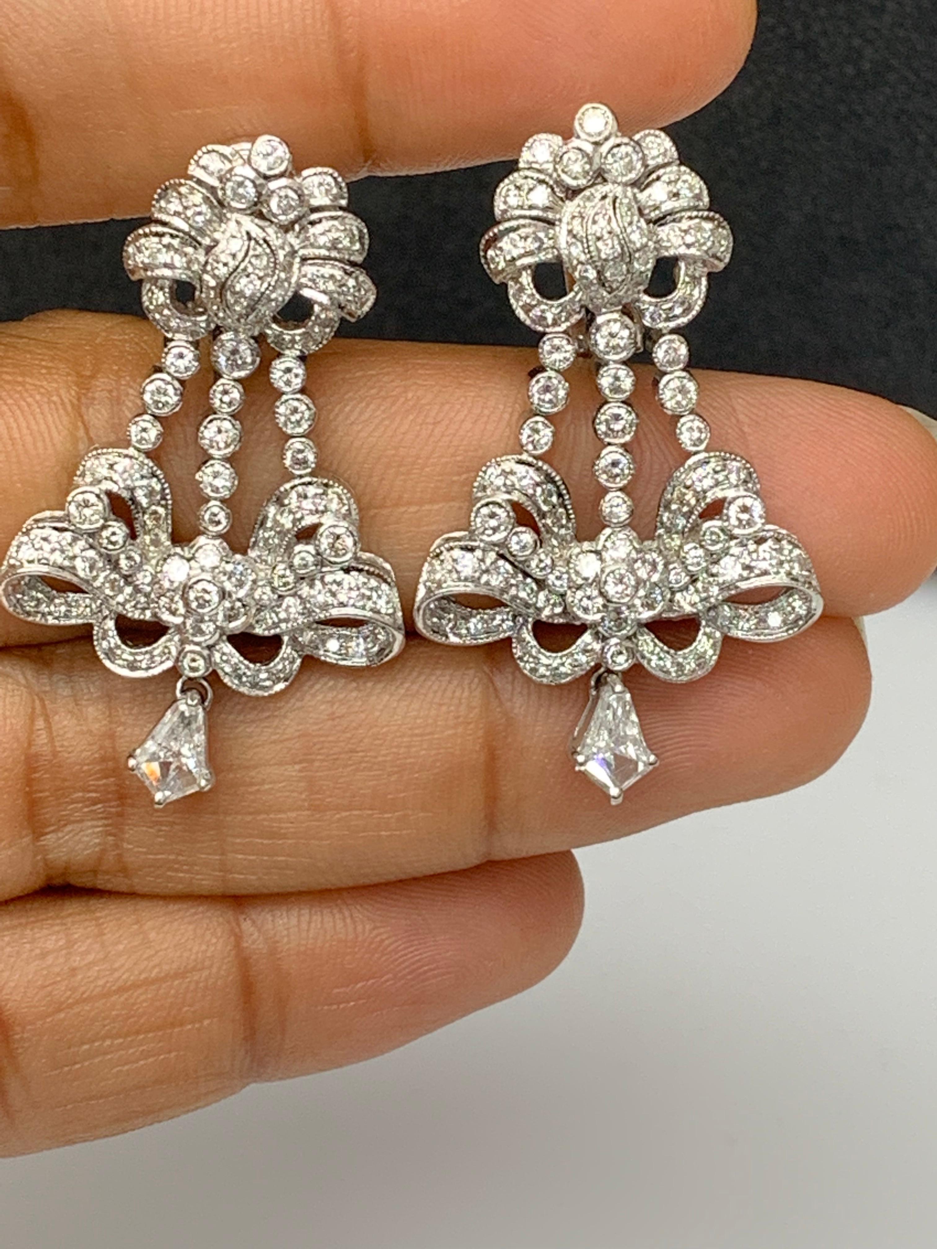 Orecchini a goccia con diamanti da 3,11 carati in oro bianco 18 carati in vendita 3