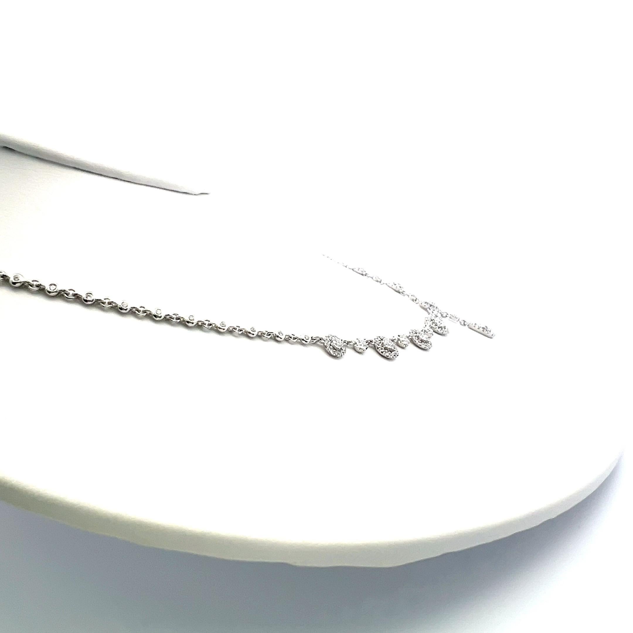 Donna Collana a goccia con diamanti aureolati da 3,11 carati in oro bianco 18 carati con pera e accenti rotondi in vendita