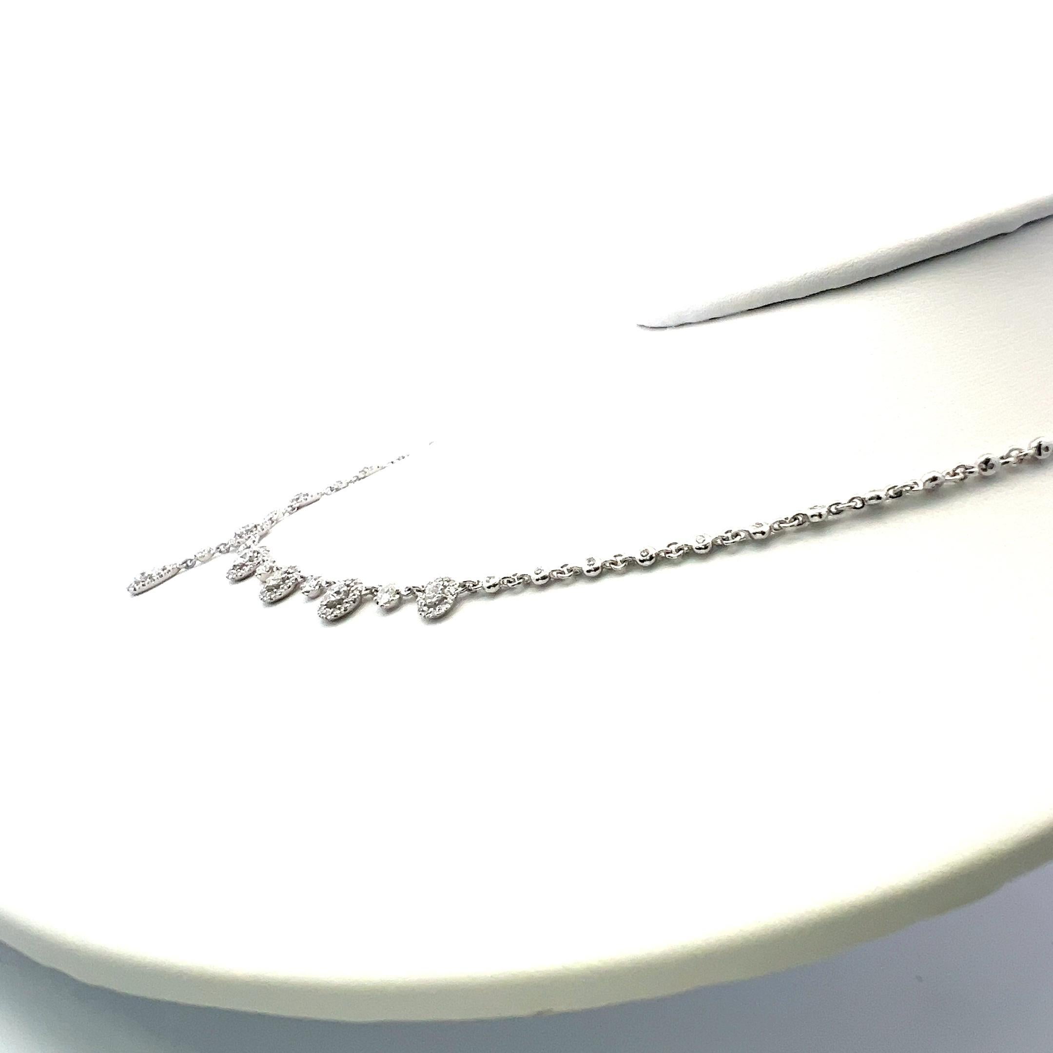 Collana a goccia con diamanti aureolati da 3,11 carati in oro bianco 18 carati con pera e accenti rotondi in vendita 2