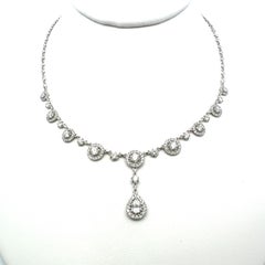 Collana a goccia con diamanti aureolati da 3,11 carati in oro bianco 18 carati con pera e accenti rotondi