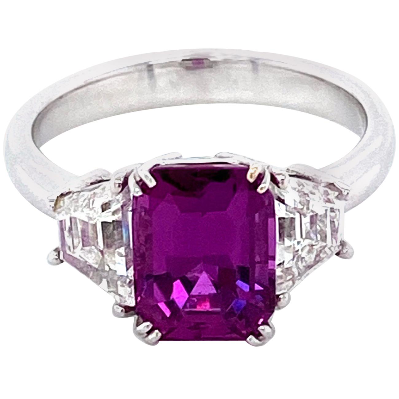 Anillo de compromiso de oro blanco con zafiro rosa y diamante talla esmeralda de 3,11 quilates