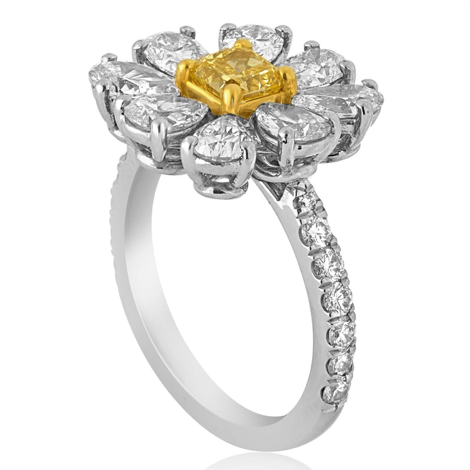Gänseblümchen-Ring.
Der Ring ist aus Platin 950 und 18K Gelbgold.
Der Mittelstein ist 0,87 Karat FANCY INTENSE YELLOW VS.
Es sind insgesamt 1,92 Karat in Birnenform F VS.
Es gibt 0,32 Karat insgesamt in kleinen runden Diamanten F VS.
Der Ring ist