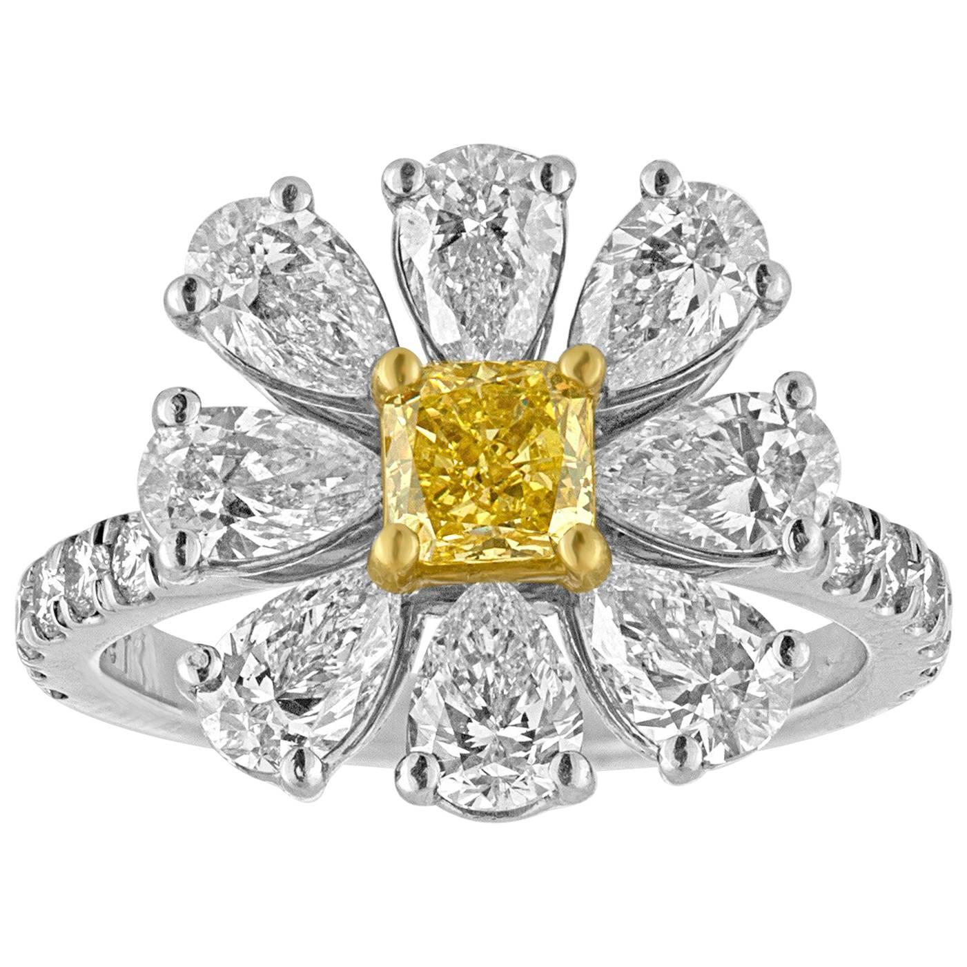 Platin Gänseblümchen-Blumenring mit 3,11 Karat intensiv gelben und weißen Diamanten