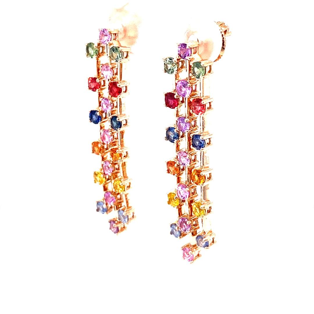 3,11 Karat Multi Color Saphir Rose Gold Ohrringe baumeln (Zeitgenössisch) im Angebot