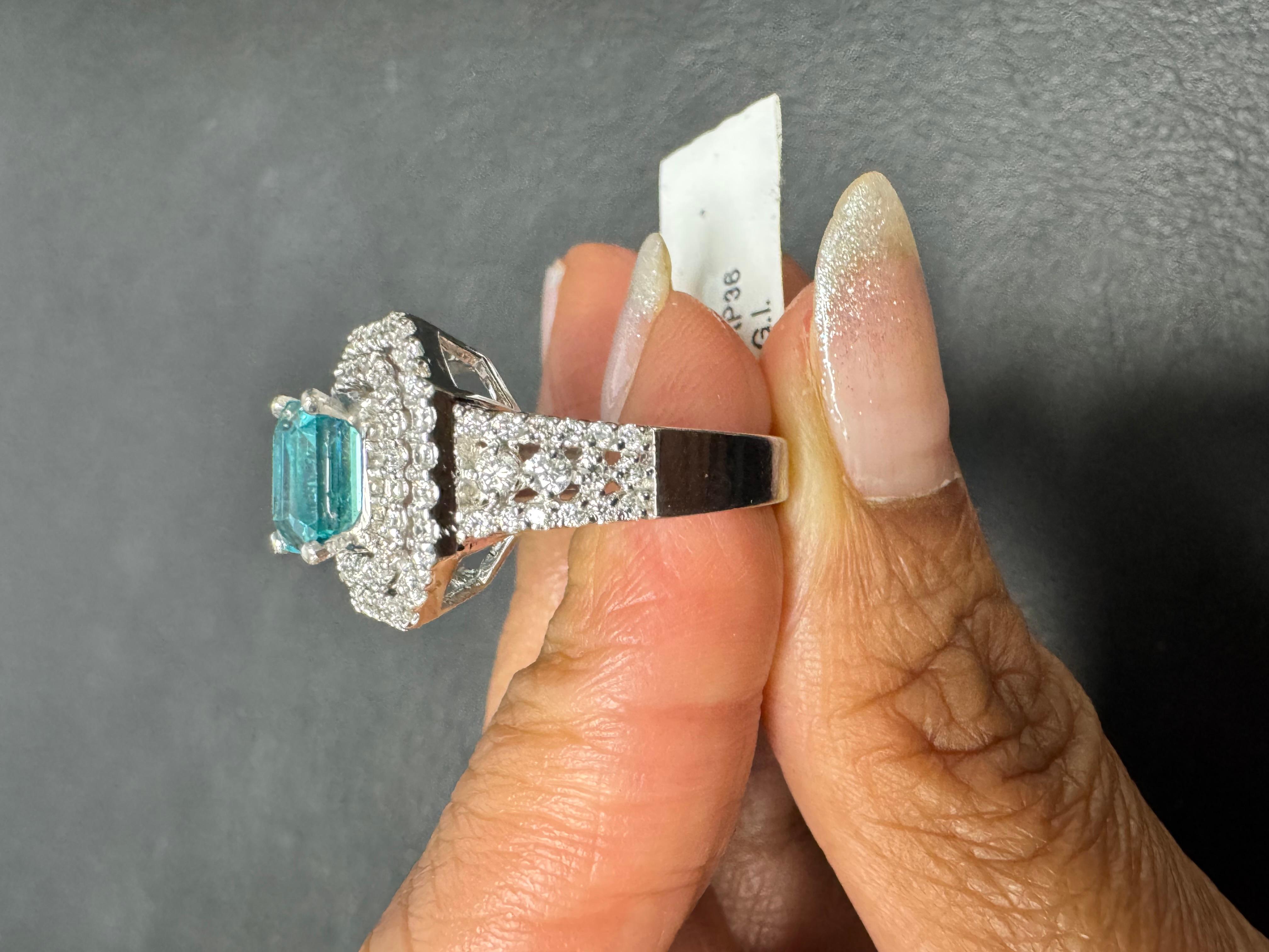 Bague en or blanc avec apatite naturelle et diamant naturel de 3,11 carats en vente 2