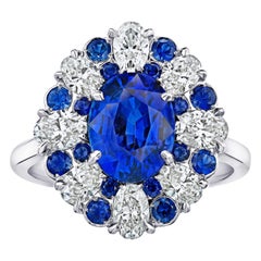 Anillo ovalado de zafiro azul y diamantes de 3.11 quilates Anillo ovalado de zafiro azul y diamantes de 3.11 quilates
