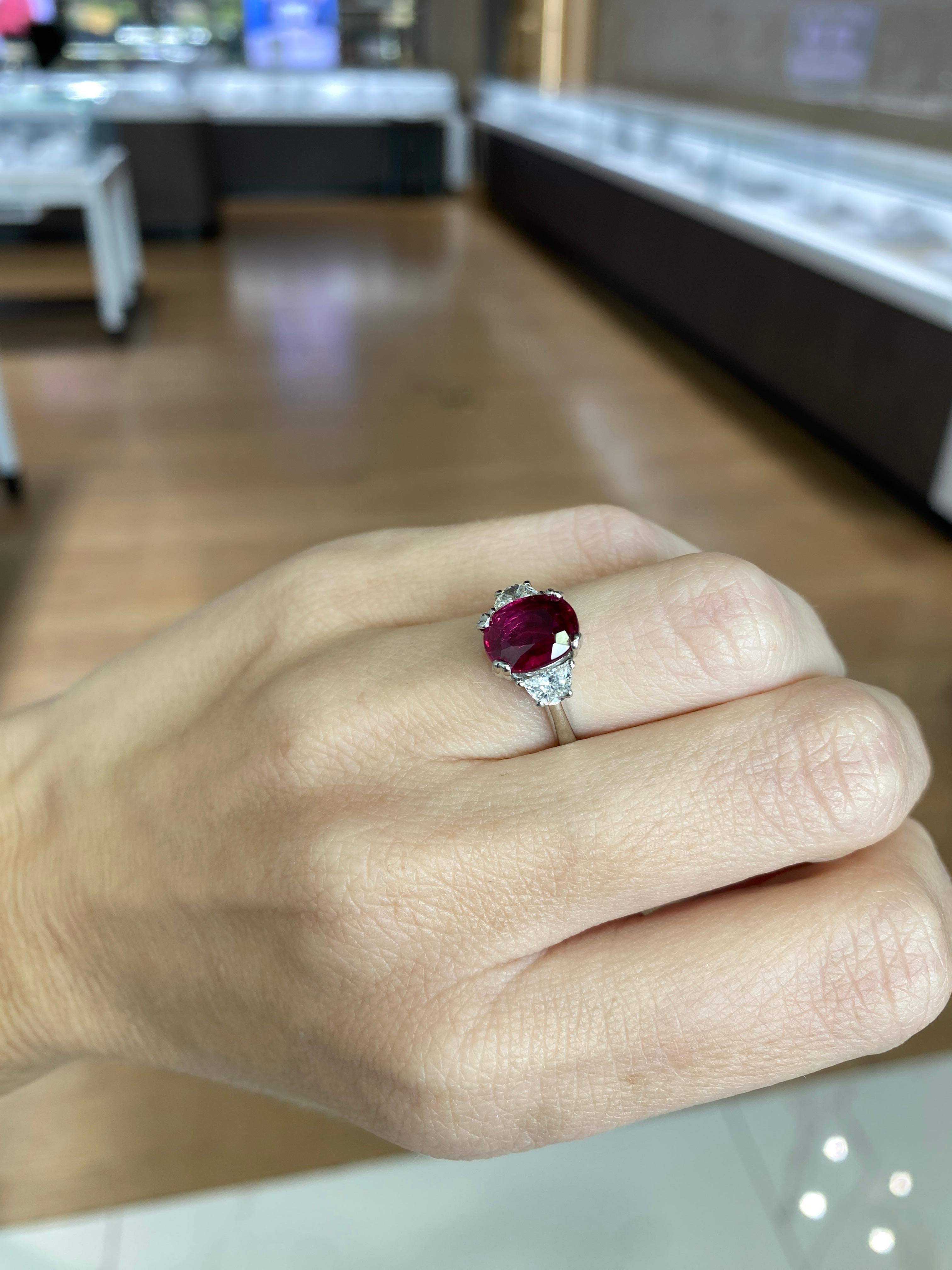 Anillo de rubí tailandés natural de corte oval de 3,11 quilates con un total de diamantes de 0,50 quilates en venta 5