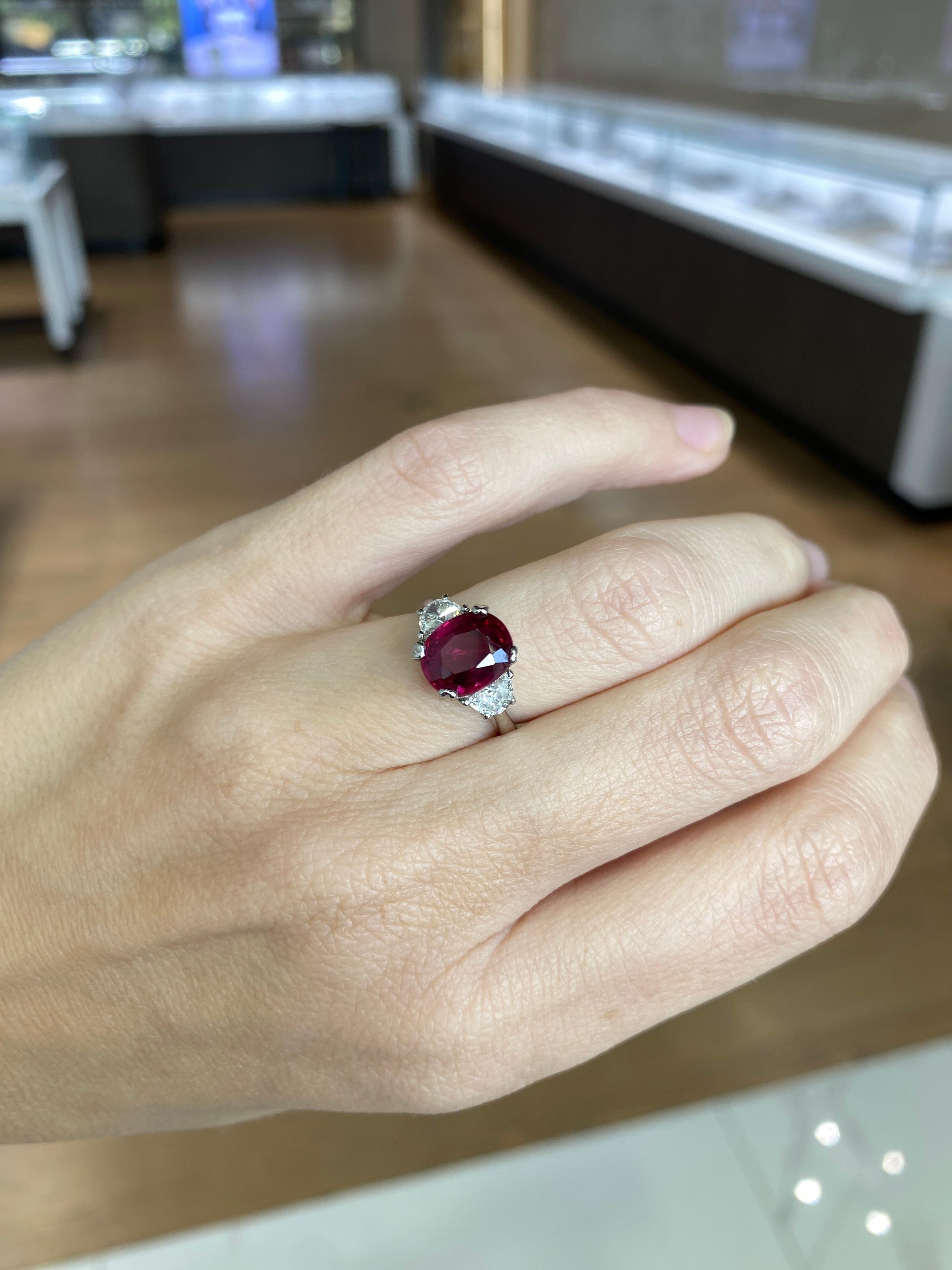 Anillo de rubí tailandés natural de corte oval de 3,11 quilates con un total de diamantes de 0,50 quilates en venta 6