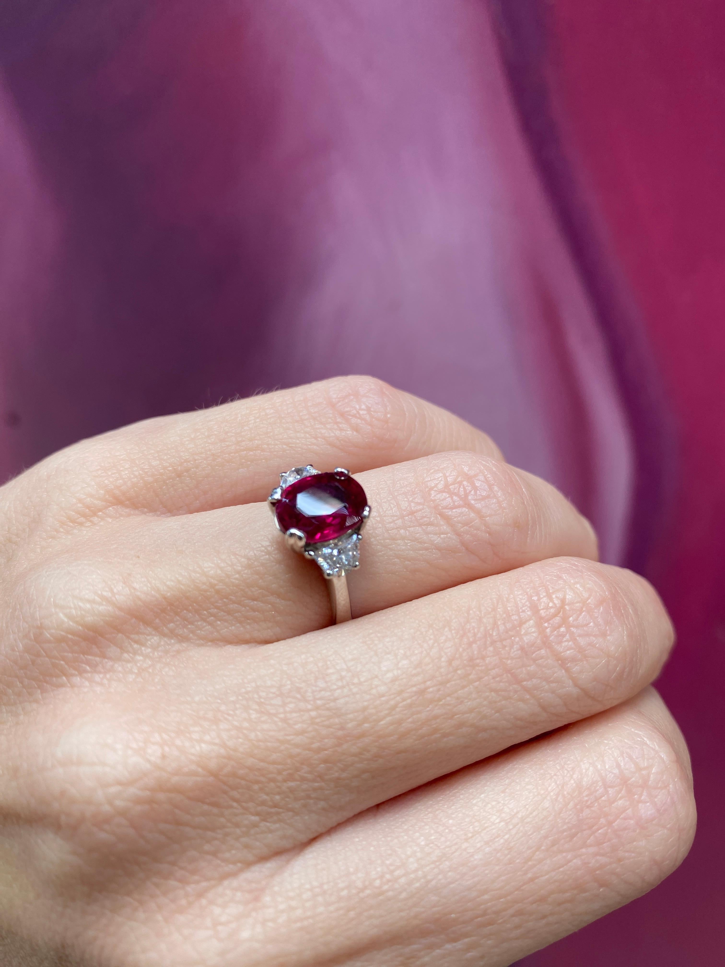 Anillo de rubí tailandés natural de corte oval de 3,11 quilates con un total de diamantes de 0,50 quilates en venta 7