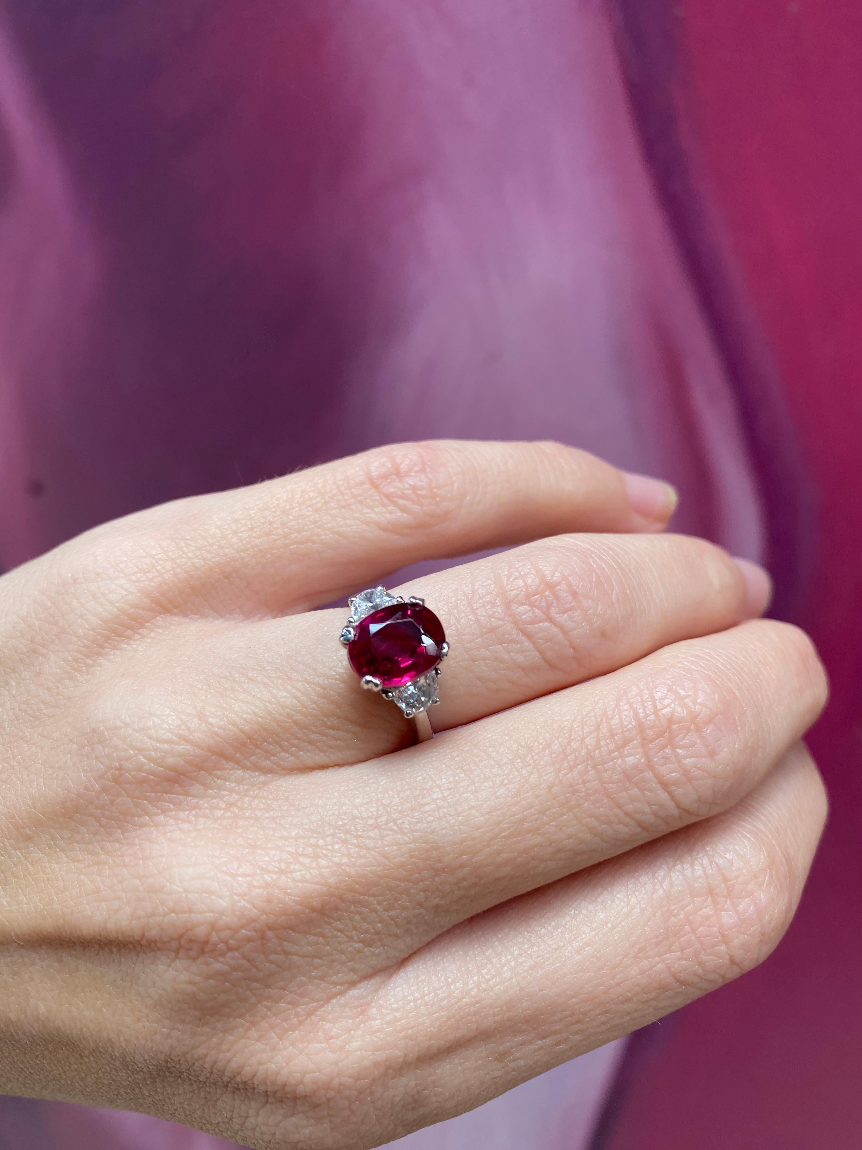 Anillo de rubí tailandés natural de corte oval de 3,11 quilates con un total de diamantes de 0,50 quilates en venta 8