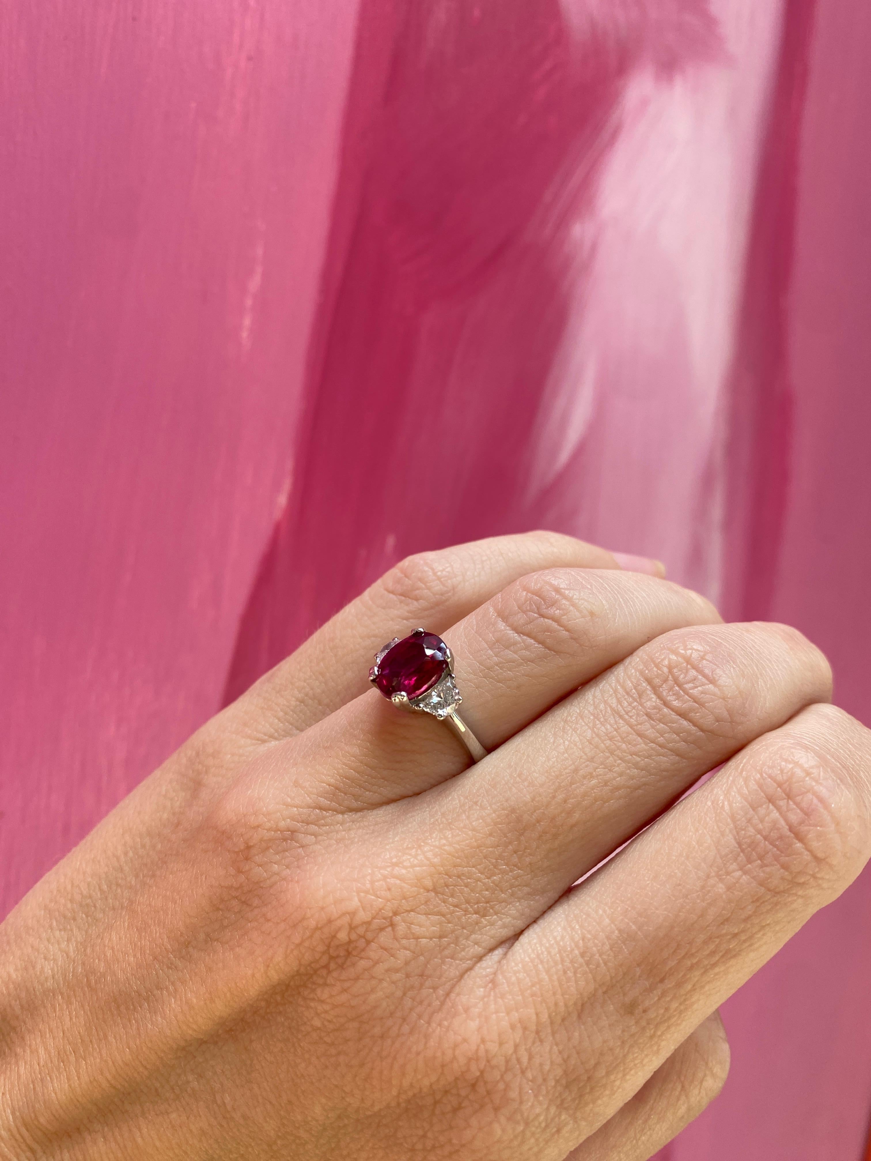 Anillo de rubí tailandés natural de corte oval de 3,11 quilates con un total de diamantes de 0,50 quilates en venta 9
