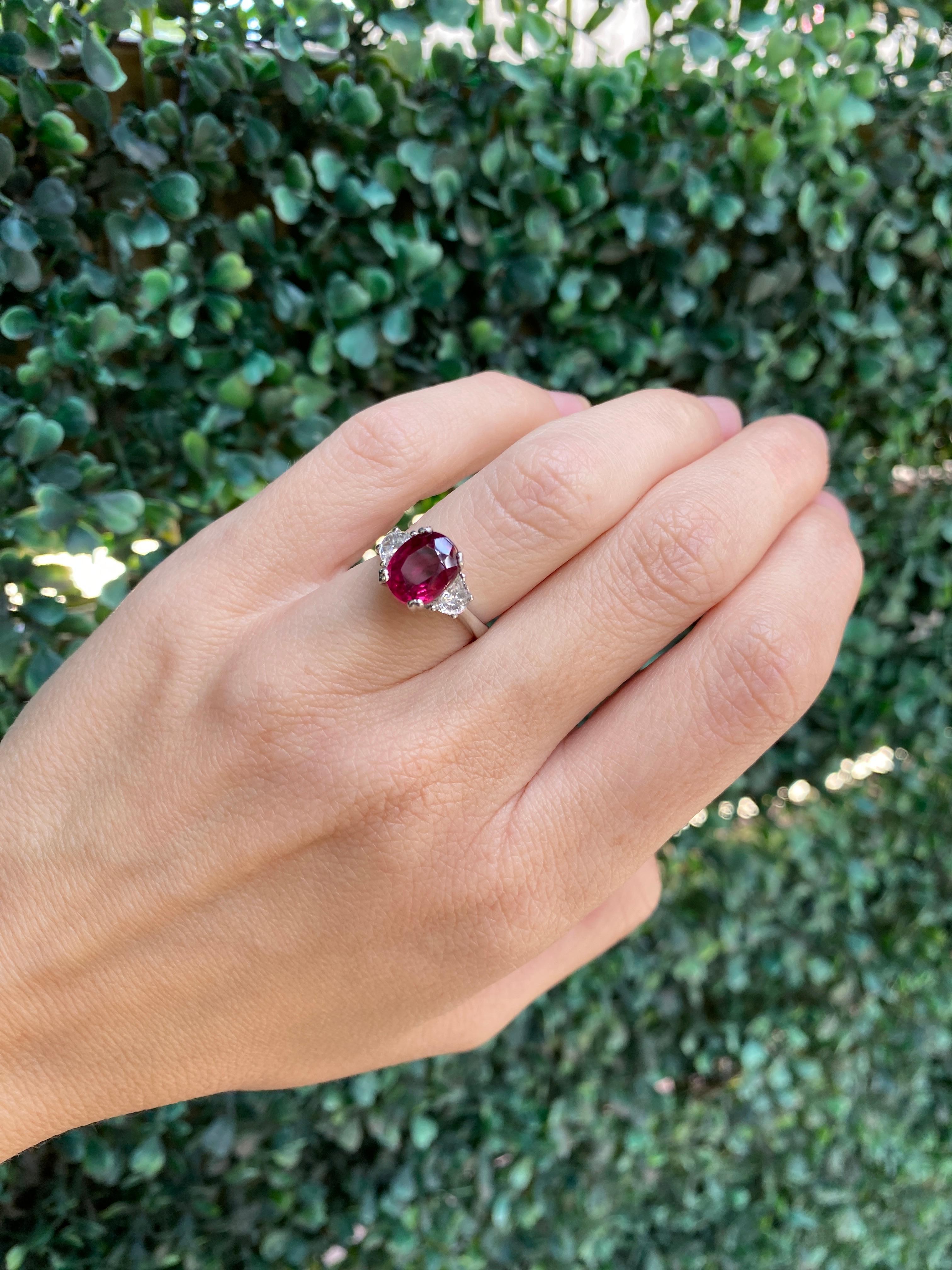 Anillo de rubí tailandés natural de corte oval de 3,11 quilates con un total de diamantes de 0,50 quilates en venta 10