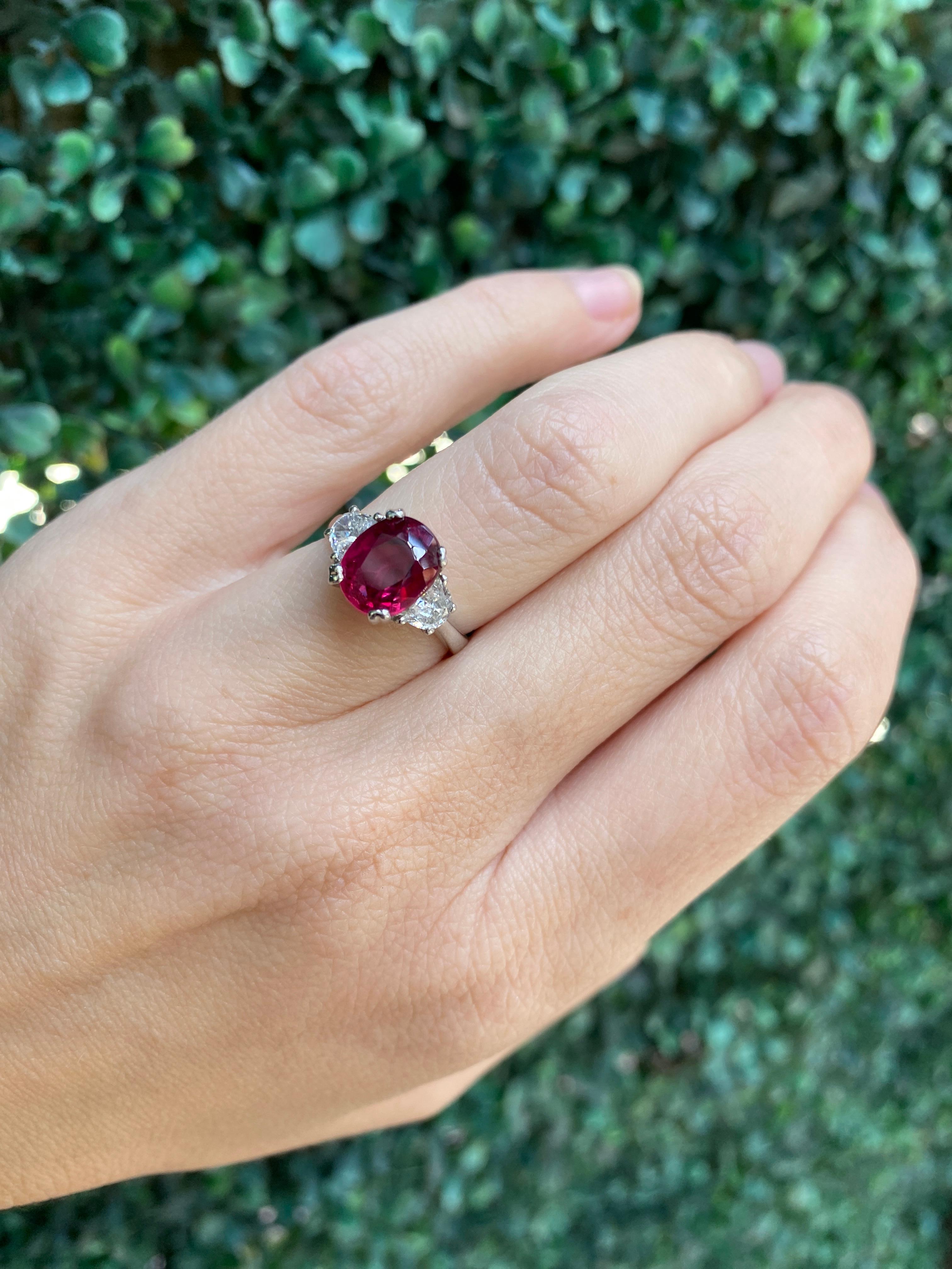 Anillo de rubí tailandés natural de corte oval de 3,11 quilates con un total de diamantes de 0,50 quilates en venta 11